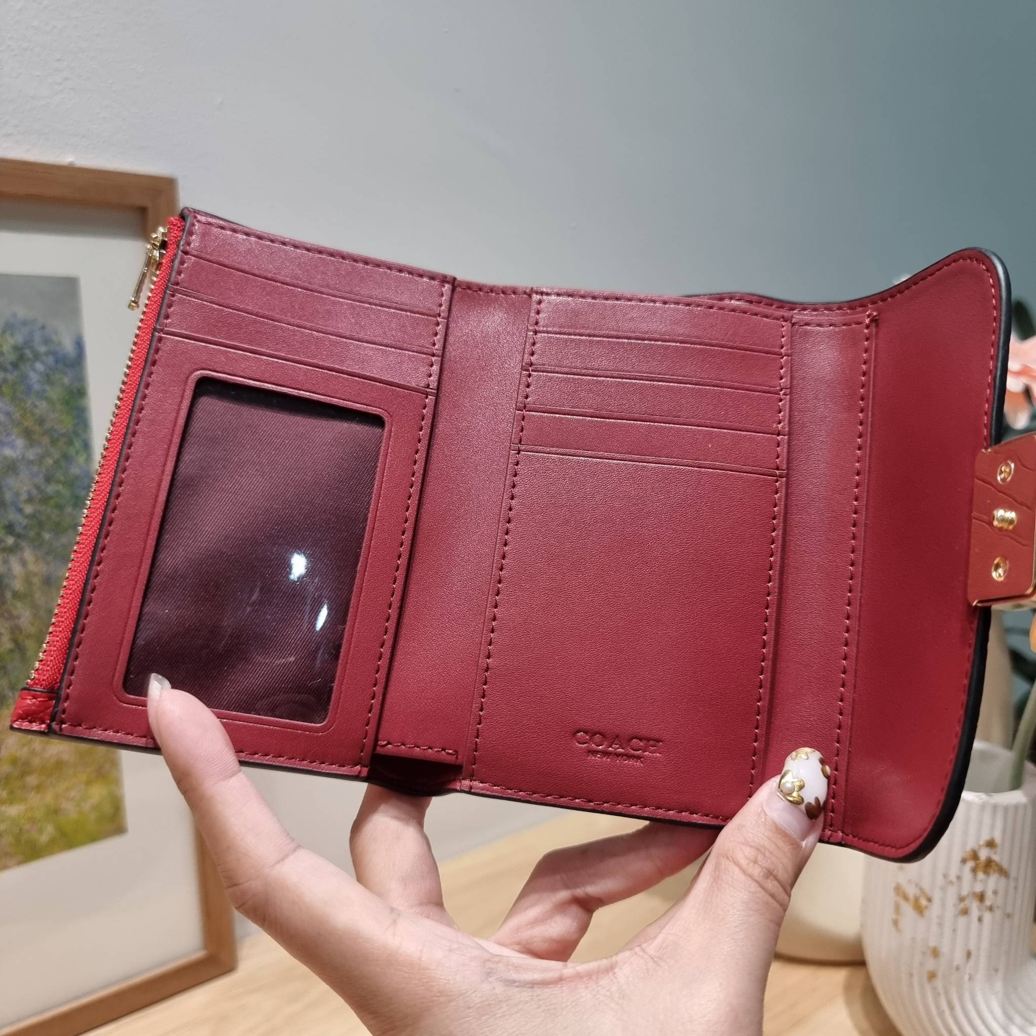 COACH MEDIUM GRACE WALLET IN SIGNATURE CANVAS CC061 CC060 CC059 พร้อมส่ง 5 สี กระเป๋าสตางค์ใบกลาง ดีไซน์หรู โดดเด่นด้วยโลโก้สไตล์วินเทจ คลาสสิค โทนสีใช้งานง่าย