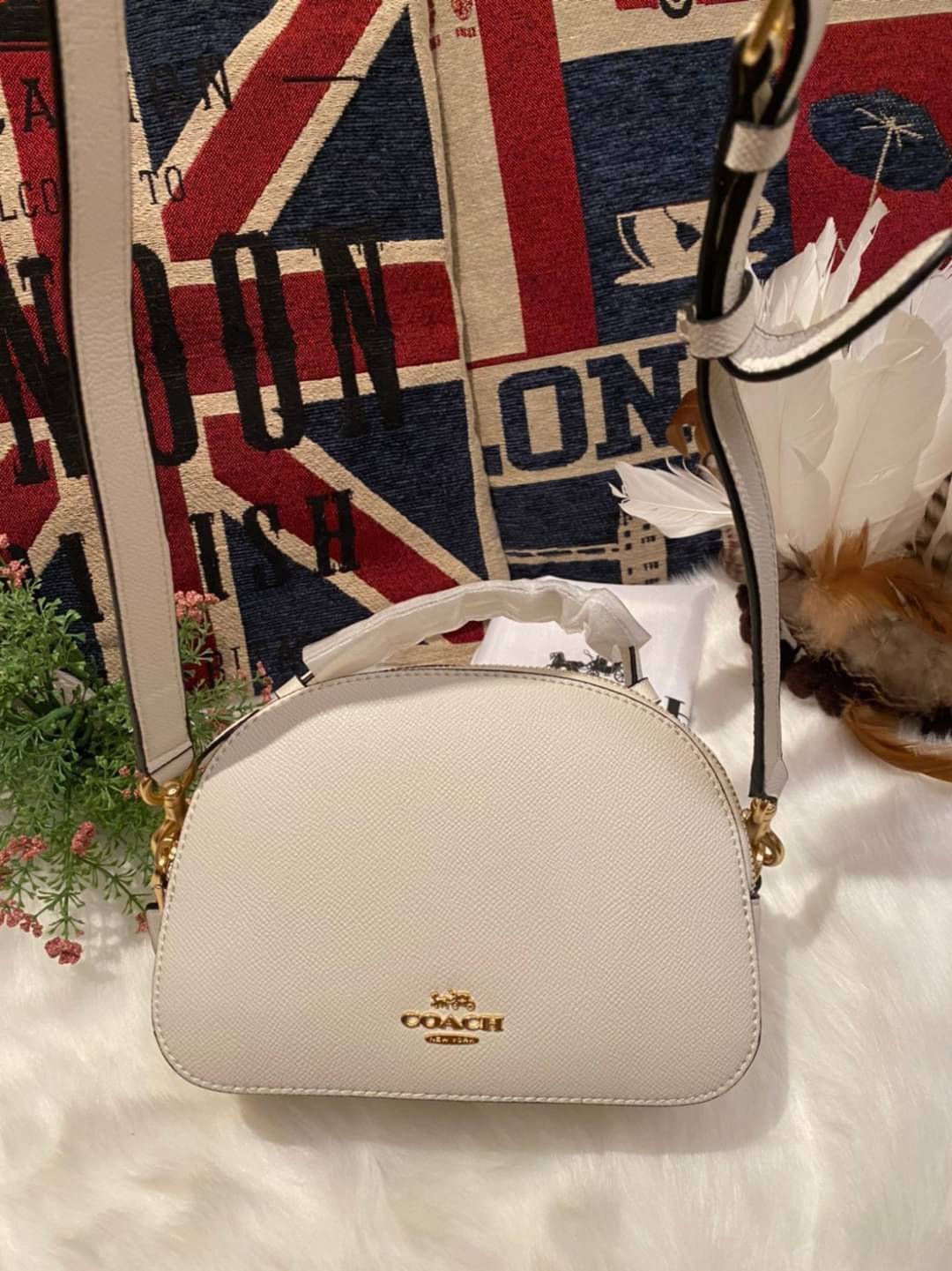 COACH SERENA SATCHEL CROSSBODY BAG กระเป๋าทรงโดมเล็ก น่ารัก แต่ใส่ของได้จุเลยทีเดียว!! มี2ช่องซิปหลัก ช่องค่อนข้างกว้าง สามารถใส่กระเป๋าเงินใบกลางได้;ของจำเป็นอื่นๆได้ครบเลยค่ะ มีช่องเล็กให้ใส่ของจุกจิก ด้านหลังมีช่องเล็กให้อีกช่องค่ะ พร้อมสายยาวถอดออกได้