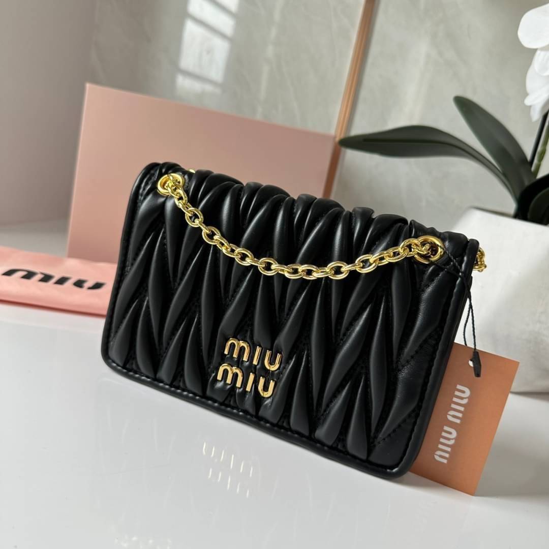 Miu Miu Matelassé Nappa Leather Mini Bag / Miu Miu Woman’S Bag Chain Mini bag กระเป๋ามินิรูปทรงสี่เหลี่ยมวัสดุหนังNappa มีความนุ่มมือและเงางาม