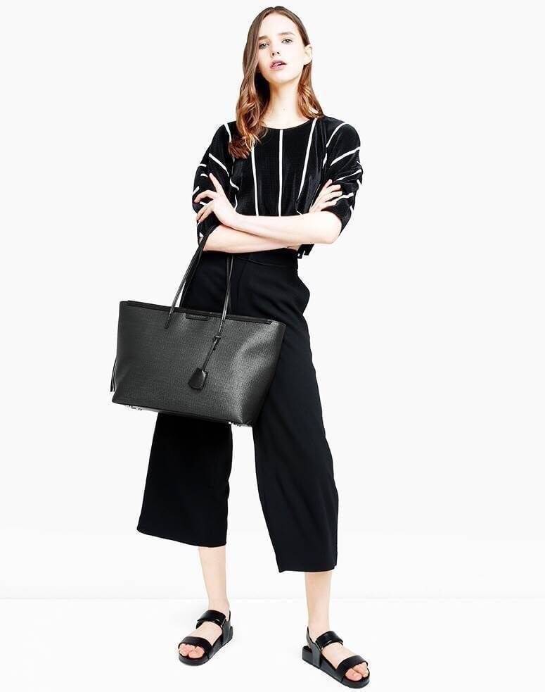 Charles & Keith Black Textured Tote Bag ฮอตฮิตตลอดกาลสำหรับรุ่นนี้ รุ่นยอดนิยม!! มากี่รอบกี่รอบก็ขายดี ใครไม่มีรุ่นนี้ติดตู้ไว้ถือว่าเชยมาก(!!) กระเป๋าสะพายทรง Shopping bag ใบใหญ่จุของได้ใจ น้ำหนักเบา โดดเด่นด้วย Textured วัสดุสานรอบใบ ตัดขอบหนัง สวยอยู่ท