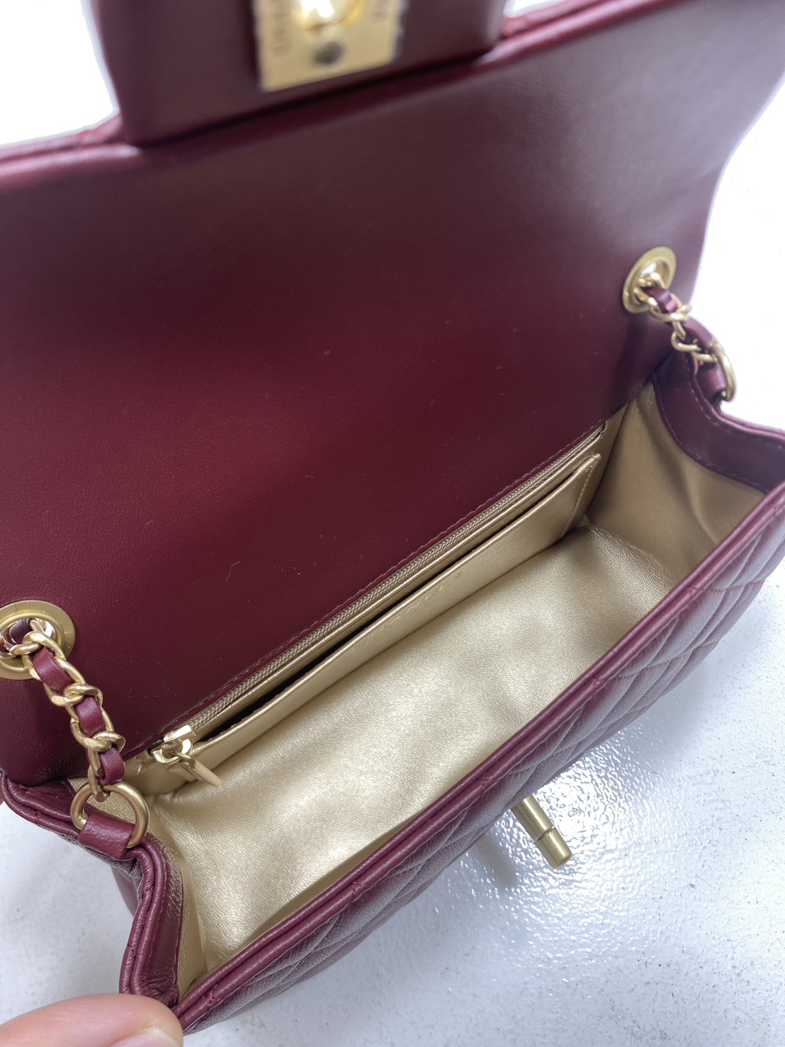 ORI หนังแท้ | Chanel Classic Flap Bag กระเป๋าสะพายรุ่นคลาสสิก สายประดับบอลโลโก้สวยหรูอะไหล่สีทองสวยงาม