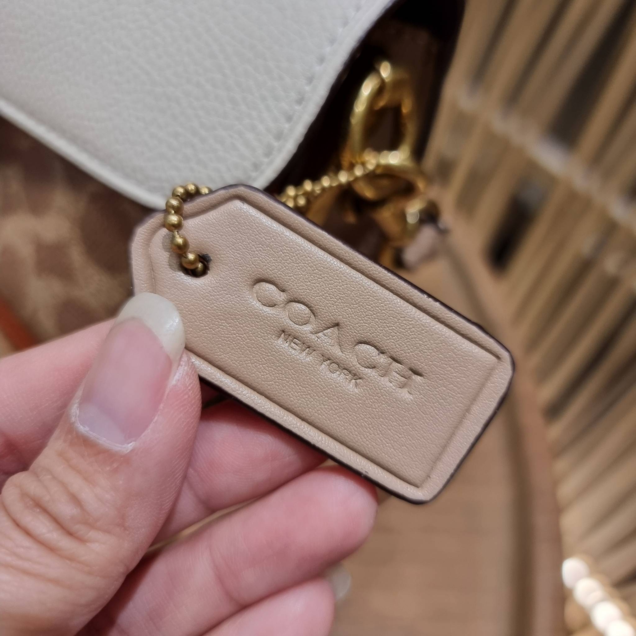 COACH TABBY SHOULDER BAG 26 IN SIGNATURE CANVAS WITH BEADCHAIN (6793,91215) กระเป๋าสะพายไหล่ ดีไซน์วินเทจย้อนยุค สวยคมชัด คลาสสิคใช้ได้ทุกลุค วัสดุหนังแท้สลับหนังแคนวาสเคลือบลาย เปิด-ปิดด้วยแม่เหล็กในตัว รับรองแน่นหนา ด้านหลังมีช่องแยก ภายในเป็นช่องโล่ง ข
