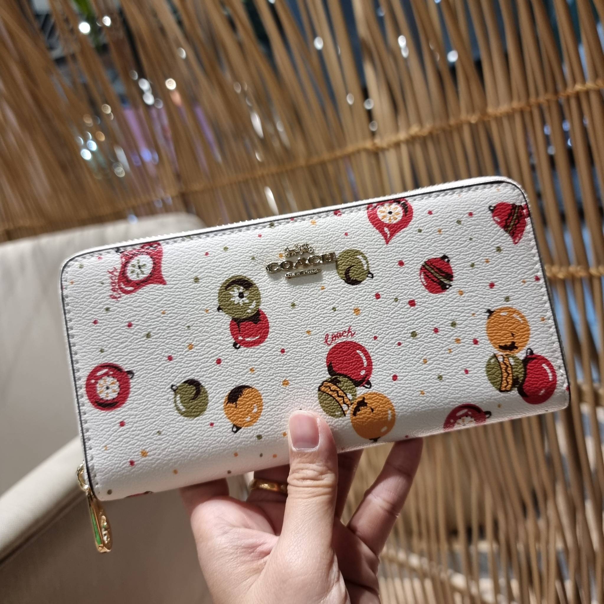 COACH C7410 LONG ZIP AROUND WALLET WITH ORNAMENT PRINT ความสวยต้องส่งต่อ!! คอลเลคชั่นใหม่ 2IN1 คุ้มค่าแบบที่สุด กระเป๋าสตางค์กึ่งคล้องมือ ดีไซน์ลวดลายสดใส น่ารักน่าใช้ คลาสสิคใช้ง่าย ไม่มีเบื่อ วัสดุหนังแคนวาสเคลือบลาย มาพร้อมสายคล้องมือ ถอดออกได้ ภายในใส