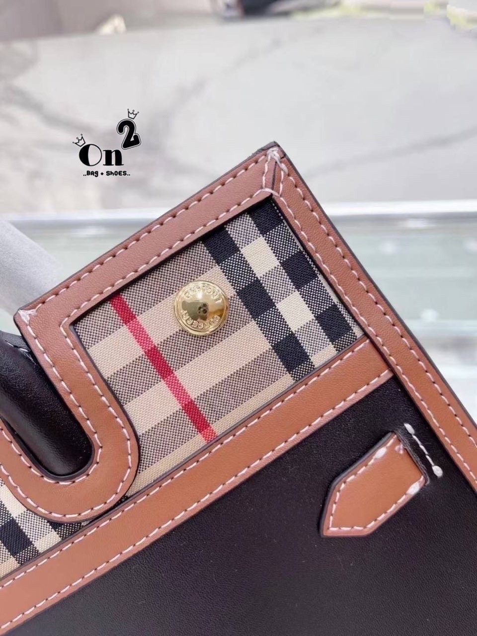 BURBERRY Women Vintage Check Two-handle Title Bag / BURBERRY Leather and Vintage Handle Bag อีกหนึ่งไอเท็มหายาก วัสดุ Leather Calfskin ลายวินเทจประดับกระดุมทองสวยหรูดีไซน์คลาสสิคคงไว้ซึ่งเอกลักษณ์แบรนด์ด้านข้างคาดด้วยสายหนังแท้ปรับทรงได้ หูจับหนังแท้แข็งแ