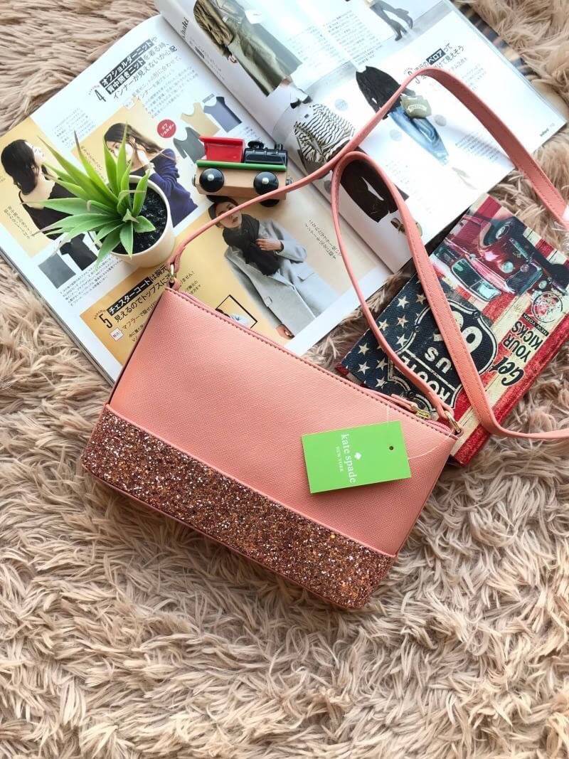 Kate Spade New York Greta Court Ramey Gritter Crossbody Bag กระเป๋าสะพายที่มีดีเทลเป็นกริชเตอร์วิ้งที่ก้นกระเป๋า ด้านบนหนังsaffiano เปิดปิดด้วยซิปเดียวด้านบน ภายในใส่กระเป๋าสตางค์ยาว มินิไอแพคได้ สายสะพายยาว118cmปรับไม่ได้ ขนาดกำลังดีสวยน่าใช้เลยคร้า!!