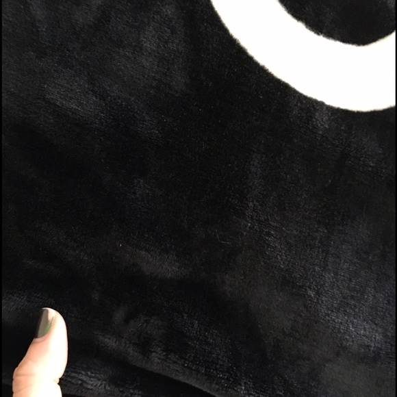 Item ที่สาวๆต้องมี สำหรับหนาวนี้ค้า! Chanel Blanket ผ้าห่มลายทูโทน Chanel สุดหรู ที่ Celebหลายคน ต้องถ่ายรูปโชว์! โดดเด่นด้วย ขนาดใหญ่ jumbo ห่มได้มากกว่า 2-3 คน เนื้อผ้า **ดีม๊ากกกกกก ขนนุ่มลื่นมือสุดๆ จะพกติดรถหรือมีติดเตียง ก้ควรมีไว้ครอบครอง ที่สุดคะ