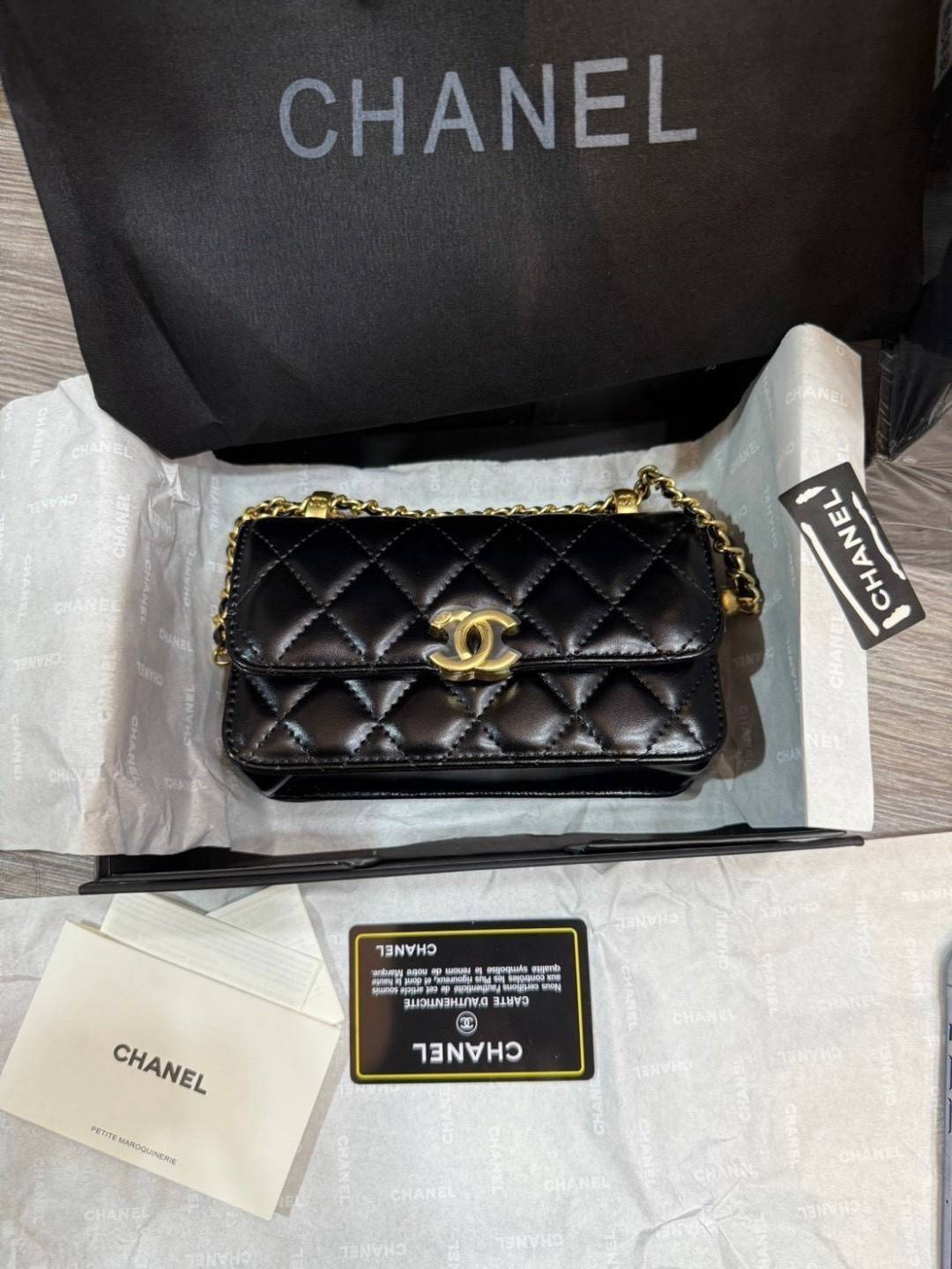 CHANEL 22 Double gold ball bag กระเป๋าสะพายสุดหรูรูปทรงคลาสสิกตลอดกาลไม่มีเอาท์ เพิ่มกิมมิกด้วยลูกบอลสีทองห้อย 2 ข้างปลายสายสะพาย เพิ่มความน่ารักโดดเด่น ดูแพง ผู้ดีคุณหนูลูกคุณมากๆ