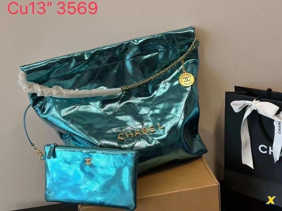 Chanel ss22 Logo CC shopping tote bag Metallics Color คอลสีใหม่เงางาม เข้าแล้วปังๆ หรูหรา สวยเลิศไปเลยค่า กระเป๋าทรงโท้ทที่มาแรงที่สุดในตอนนี้ก็คือรุ่นนี้เลย ใช้งานง่ายรุ่นนี้สามารถใช้ได้ทั้งผู้หญิงและผู้ชายน้า
