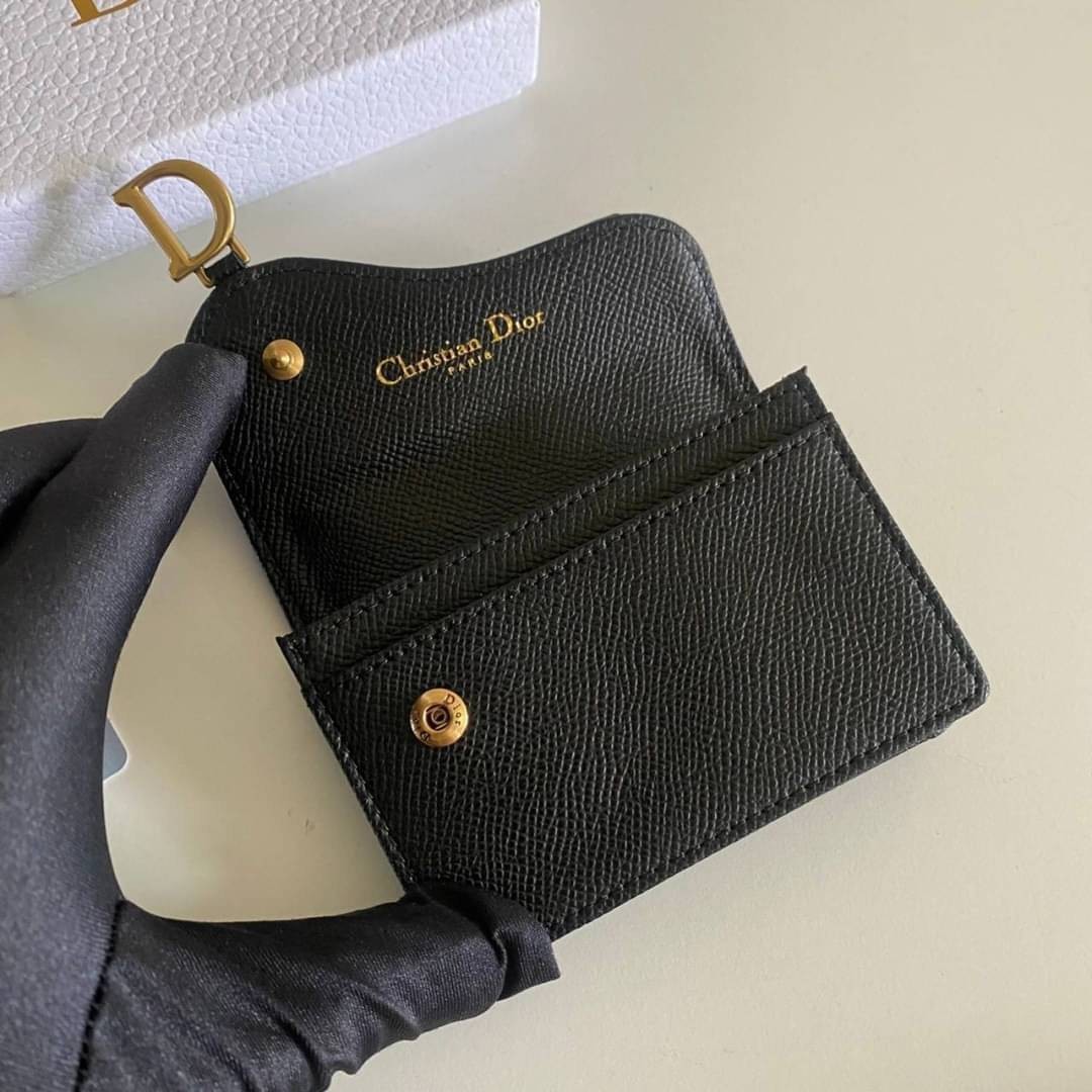 DIOR Wallet calfskin / DIOR SADDLE FLAP CARD HOLDER งานหนังแท้ กระเป๋าใส่เหรียญใส่การ์ดอะไหล่ทอง มาพร้อม กล่อง ถุงผ้า ถุงกระดาษ พร้อมส่งที่ไทย ภาพสินค้าถ่ายจากงานขายจริง ใช้งานต่างประเทศได้