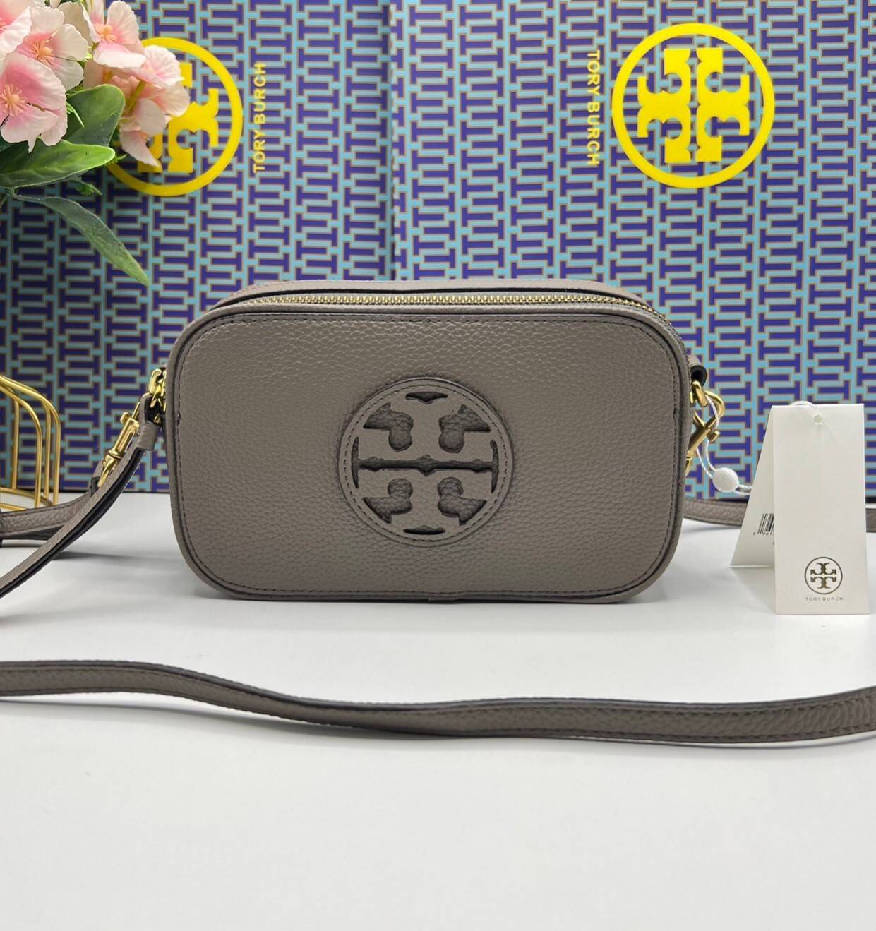 TORY BURCH Miller Mini Crossbody Bag / TORY CAMERA BAG / TORY BAG พร้อมส่ง 5 สี กระเป๋าสะพายใบเล็กมินิมอลในรูปทรงใหม่ที่คล่องตัว