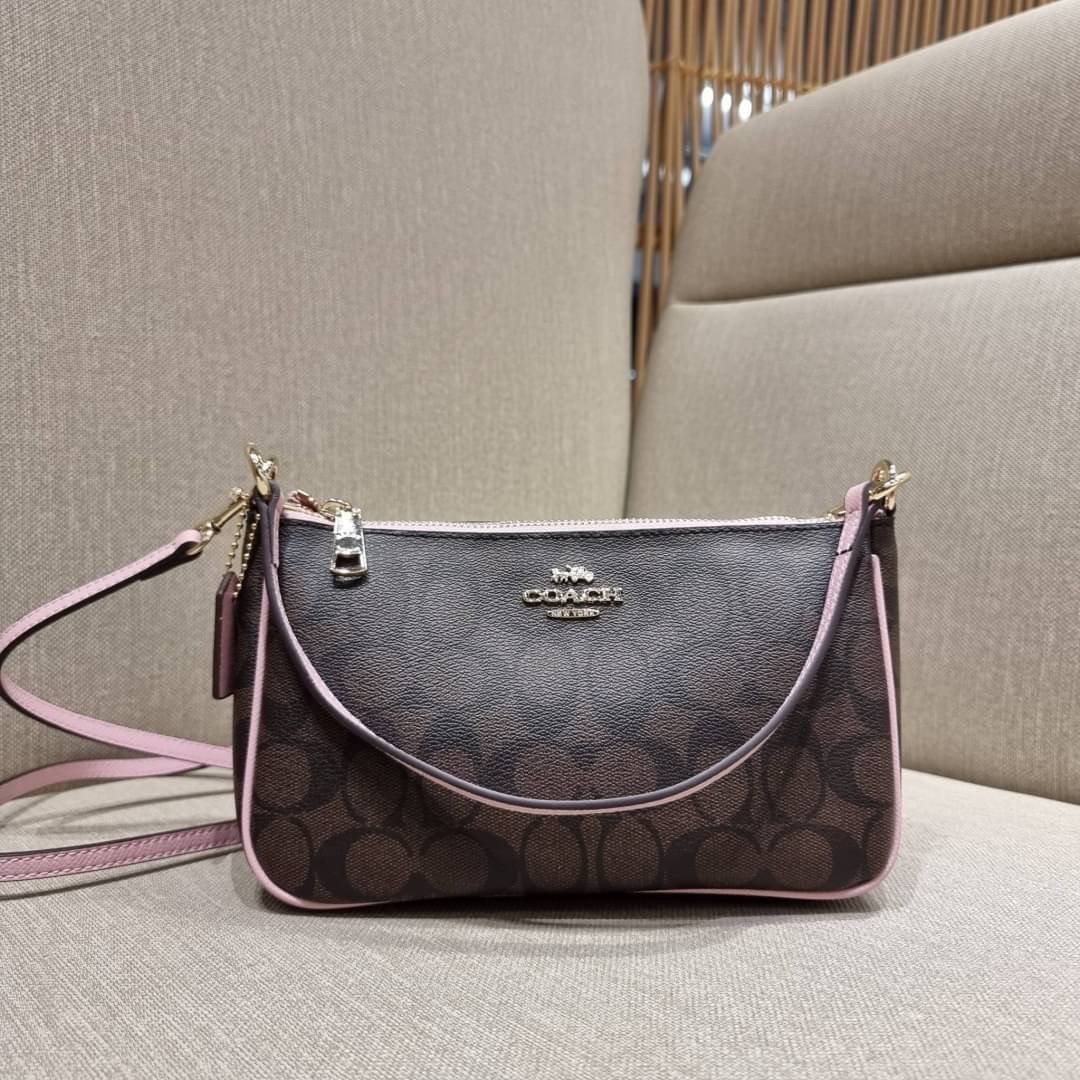 COACH 36674 TOP HANDLE POUCH IN SIGNATURE JACQUARD กระเป๋าทรงพอช ยอดฮิต ยกขึ้นแท่น ด้วยดีไซน์ที่ออกมาให้ใช้งานได้ง่าย ขนาดกำลังเหมาะ วัสดุหนังแคนวาสทนทาน ดีไปหมดขนาดนี้!! คุณลูกค้าถึงสั่งกันรัวๆจริงๆ ภายในโล่งกว้าง ใส่โทรศัพท์ได้ทุกรุ่น มาพร้อมสายคล้องแขน