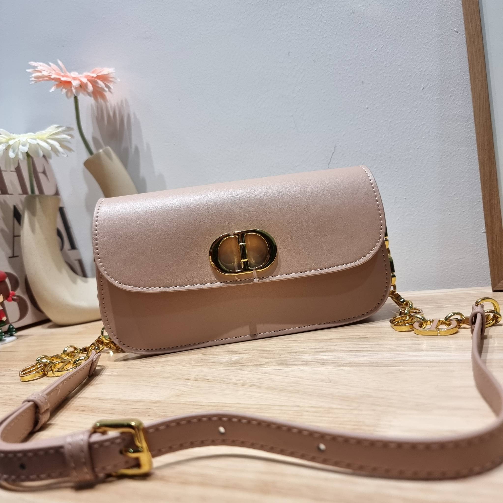 DIOR 30 MONTAIGNE AVENUE BAG สวยหรู ดีเทลแพง ต้องยกให้ไอเท็มนี้เลย กับกระเป๋าสะพายข้าง รุ่นที่ใครเห็นเป็นต้องรัก ดีไซน์เรียบง่าย แต่แฝงความผู้ดี