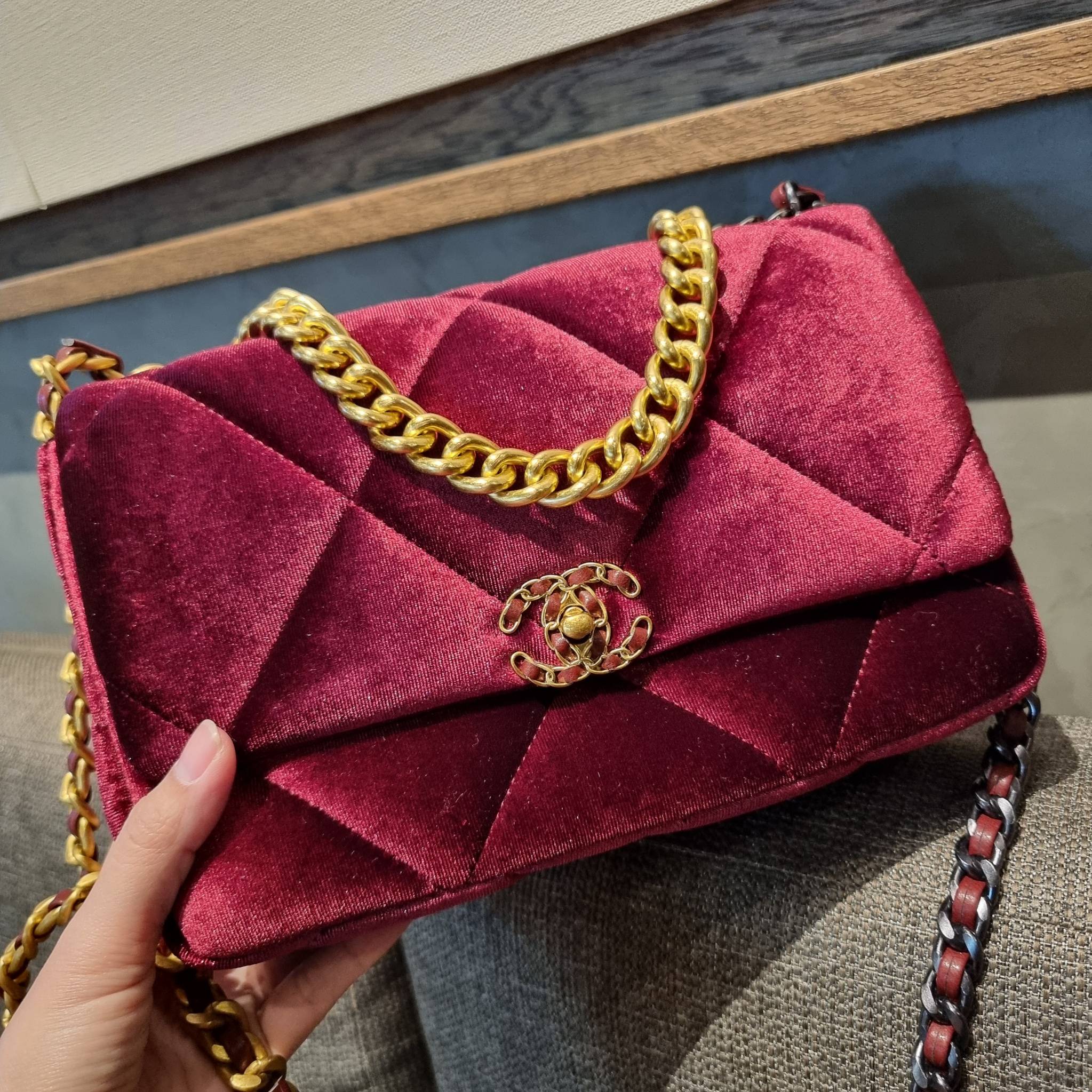 ไม่มองไม่เหลียวไม่ได้แล้ว!! ความหรูที่โดดเด่นจากผ้ากำมะหยี่ สร้างดีเทลผู้ดี ลูกคุณมากๆ Chanel vip boutique กระเป๋าสะพายจาก duty free ในราคาสุดประหยัด!! ดีไซน์เลิศ ตกแต่งด้วยโซ่ทูโทน ลงตัวแบบไม่มีที่ติ เปิด-ปิดด้วยตัวบิดล็อค ภายในโล่งกว้าง ใส่กระเป๋าสตางค์