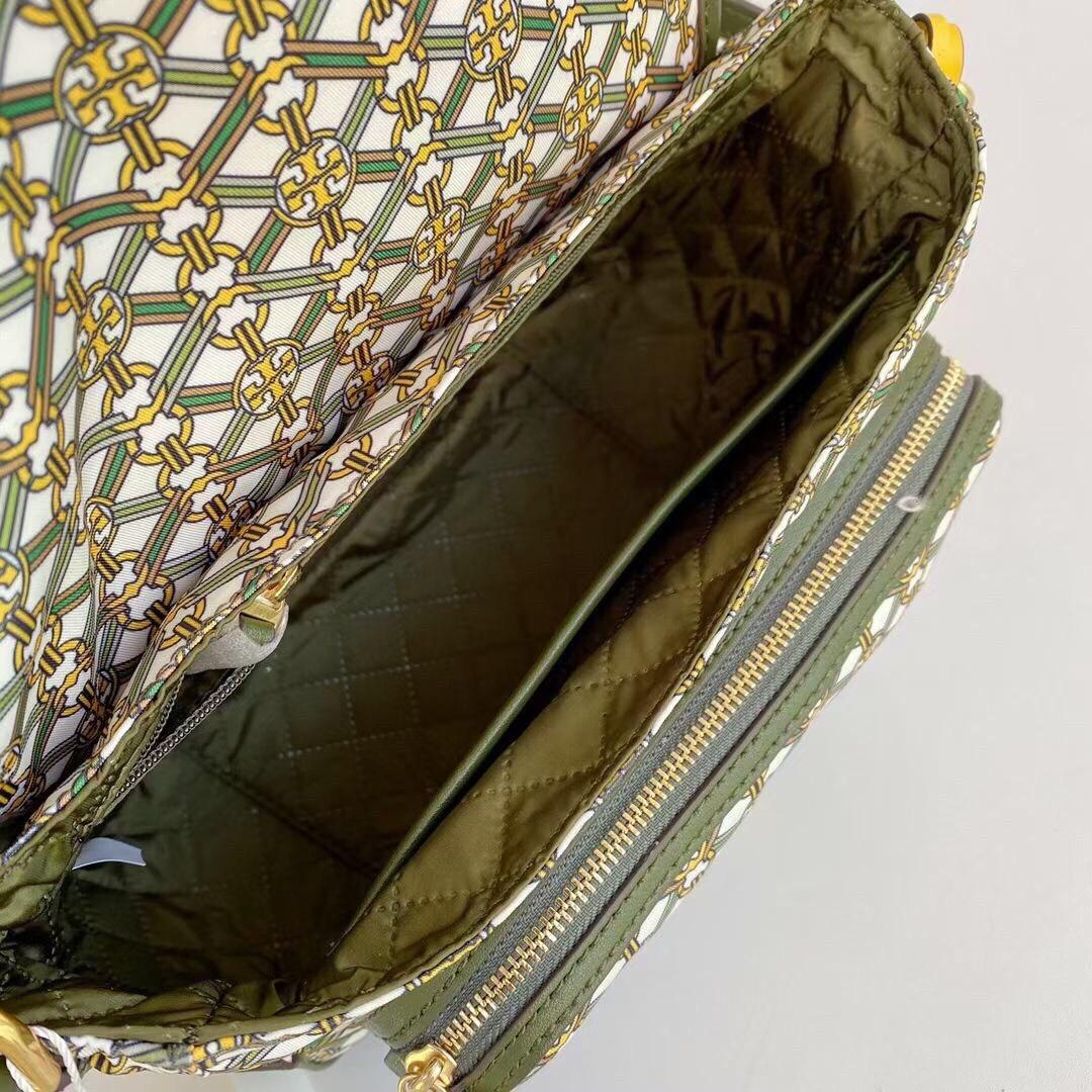 ของแท้ 💯% Tory Burch Piper Printed Crossbody 74656 กระเป๋าถือ สะพายข้างหรือ Crossbody ได้ ด้านในโล่งมี1ช่องซิป และ1ช่องใส่ของจุกจิก ซับในผ้าสวยหรู มีช่องซิปใส่ของด้านนอก