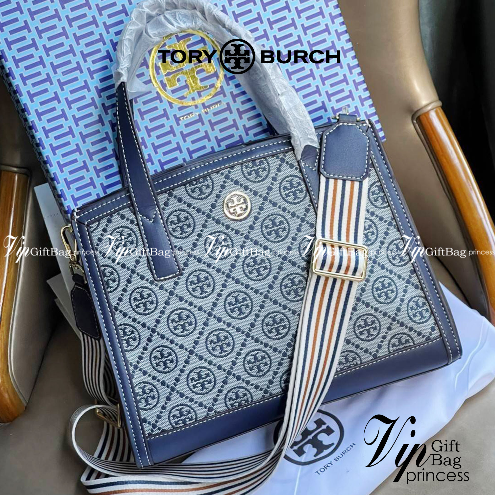 Tory burch T monograme Walker small sacthel คอลเลกชั่นนี้เป็นกระเป๋าที่ตอบโจทย์สาววัยทำงานอย่างมาก ใช้เป็น Everyday Bag สำหรับสาว ๆ เหมาะกับการใช้งานทุกช่วงเวลา ลวดลายของ T Monogram สุดคลาสสิก ตกแต่งขอบด้วยหนัง ยังจุของได้เยอะตอบโจทย์สาว ๆ ที่มีของใช้ส่วน