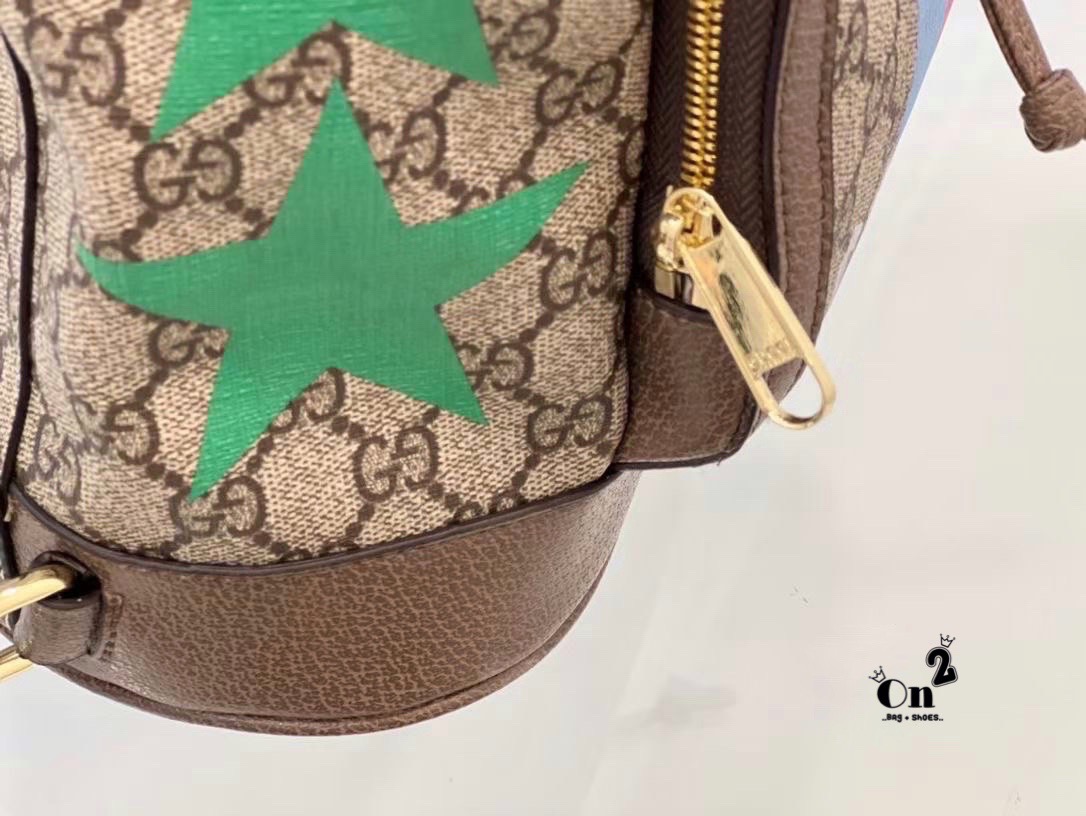 GUCCI Backpack with Interlocking G / GG Coated Canvas Backpack กระเป๋าเป้กุชชี่ใช้ได้ทั้งหญิงชาย ไม่ว่าจะวันธรรมดาหรือวันไปเที่ยว เพียงแค่สะพายกระเป๋าเป้ใบนี้ติดตัวไปด้วย ก็เพิ่มความมีสไตล์ให้กับตัวเองได้แล้ว ด้วยรูปทรงและลายตารางอันเป็นสัญลักษณ์ของแบรนด์