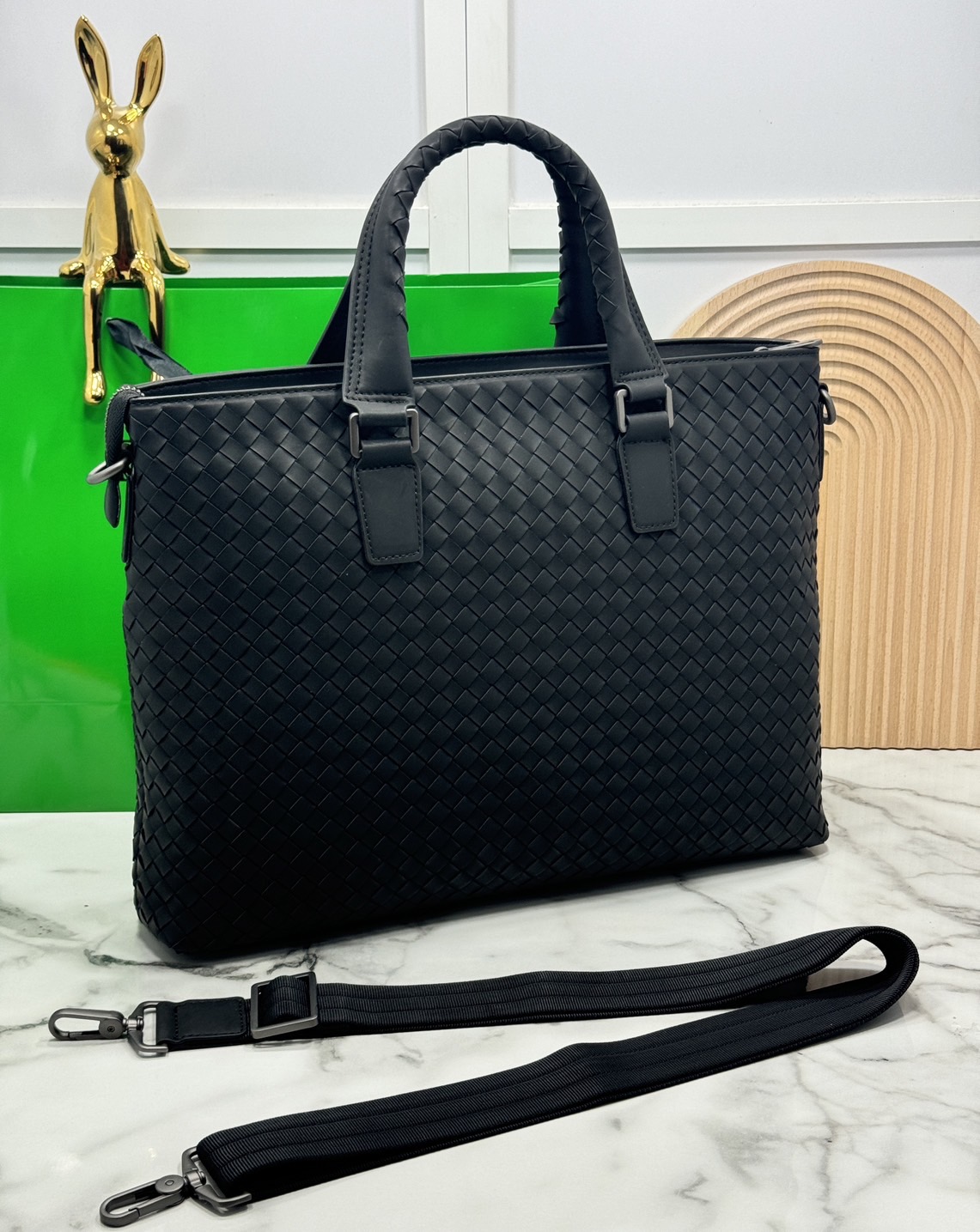 ORI หนังแท้ | Bottega Getaway Slim Intrecciato Leather Briefcase / Bottega Messenger Bag กระเป๋าใส่เอกสาร กระเป๋าทรงแมสเซ็นเจอร์ สวยเรียบหรูคลาสสิกเป็นเอกลักษณ์ โดดเด่นด้วยงานสานตาราง ดีไซน์เรียบง่าย แต่ดูแพง ไอเท็มสุดปัง!!