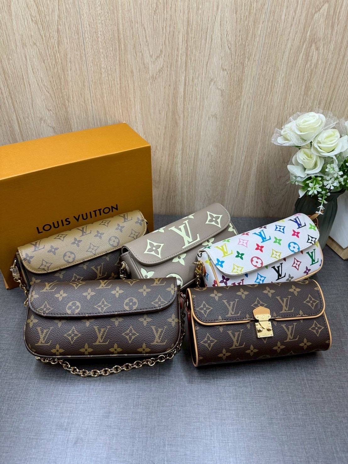 ORI หนังแท้ | LV Pochette Camille bag กระเป๋าสะพายใบเล็กน่ารัก Monogram Canvas ดีไซน์วินเทจ เปิดตัวในแฟชั่นโชว์คอลเลกชันประจำฤดูกาล Spring-Summer 2000