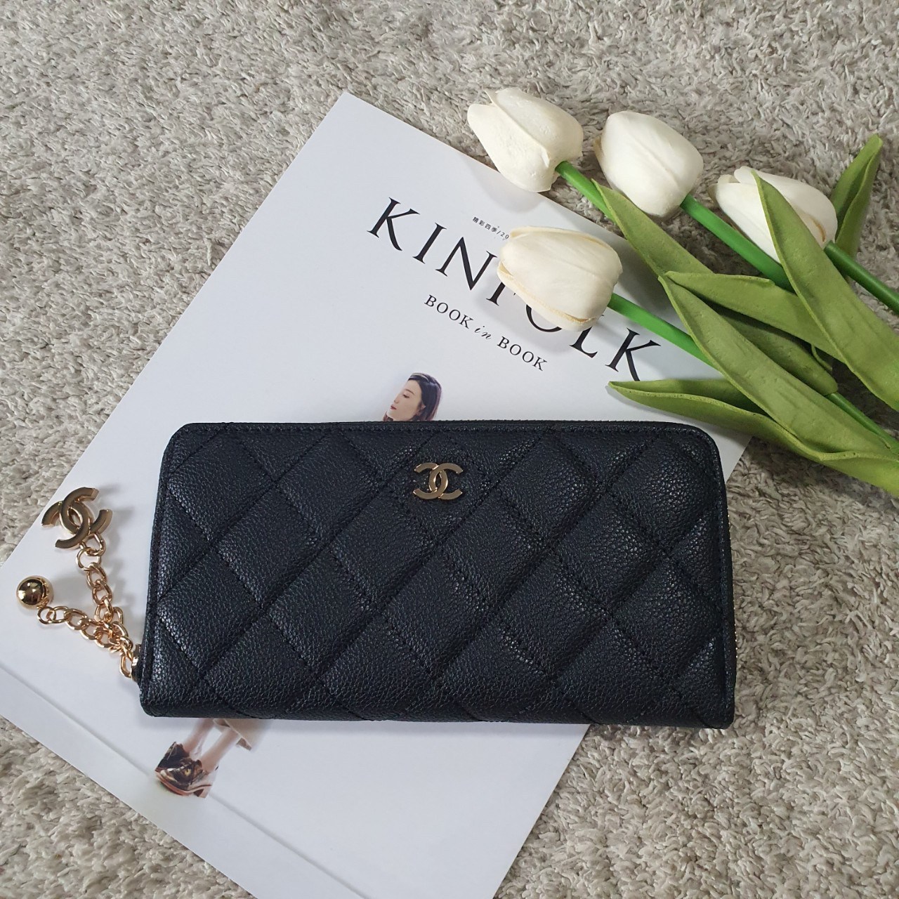 พร้อมส่งรุ่นขายดี! Don't Miss! Chanel Beaute Wallet Complimentary VIP Gift With Purchase (GWP) กระเป๋าสตางค์พรีเมี่ยมกิ๊ฟ จาก Chanel Cosmetic Counter Duty free วัสดุหนังคาเวียร์สวยหรูเปิดปิดด้วยซิปสะดวกใช้ ด้านหน้าประดับโลโก้แบรนด์อะไหล่ทอง ภายในมีช่