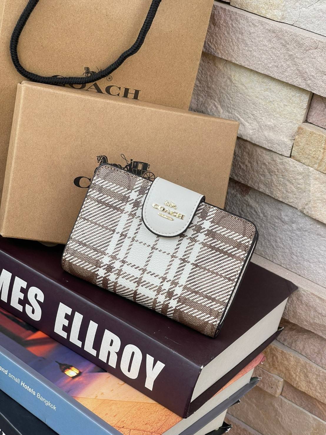 Coach Medium Corner Zip Wallet In Signature Canvas With Hunting Fishing Plaid Print (C6011) กระเป๋าสตางค์ขนาดกลางที่ถือว่าเป็นไอเทม Must Have ของทุกเพศทุกวัยที่ต้องพกติดตัวไว้ตลอดเวลา เพราะนอกจากจะช่วยจัดเก็บเงิน บัตรประชาชน บัตรเครดิตและต่าง ๆ ให้เป็นระเ