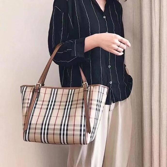 พรีเมี่ยมกิ๊ฟแท้ 100% 】BURBERRY TOTE VINTAGE BAG VIP GIFT WITH PURCHASE (GWP) พรีเมี่ยมกิ๊ฟ Limited Edition จากBURBERRY วัสดุหนังCANVASสลับหนัง เปิดปิดด้วยกระดุมแม่เหล็ก ภายในมีช่องใส่ของโล่งกว้าง