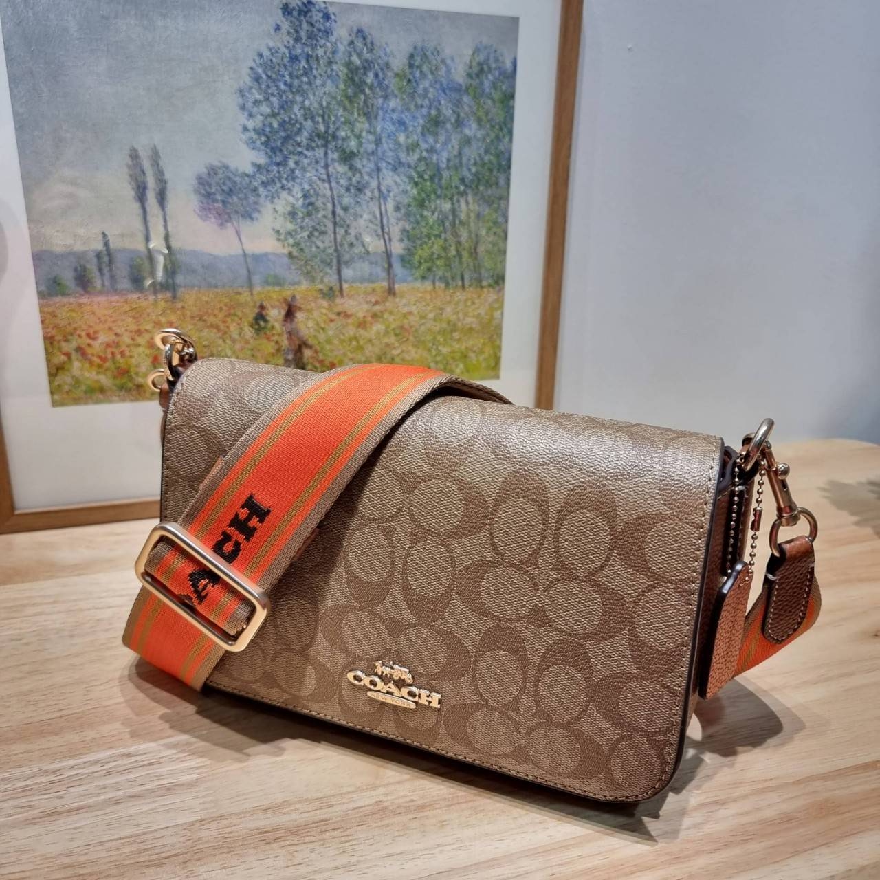 OACH LOGAN MESSENGER IN SIGNATURE CH483 CH252 กระเป๋าสะพาย รุ่นใหม่ สไตล์สปอร์ต ดีไซน์สวย ขนาดกำลังดีคล่องตัว สายสะพายเส้นใหญ่ทนทาน