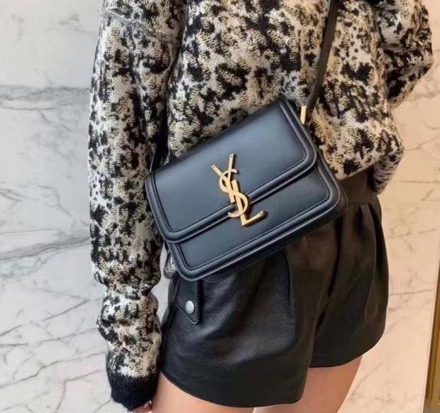VIP YVES SAINT LAURENT YSL CROSSBODY BAG VIP / YSL Solferino Bag วัสดุหนังแท้ Calfskin ทรงสี่เหลี่ยมหนังสวยหรูอยู่ทรงเปิดปิดด้วยฝาปิดโลโก้แบรนด์อะไหล่ทอง ภายในโล่งมีช่องหลัก และช่องย่อยสามารถใส่มือถือของใช้จุกจิกได้เยอะ สายสะพายหนังยาวปรับระดับได้จะสะพายไ