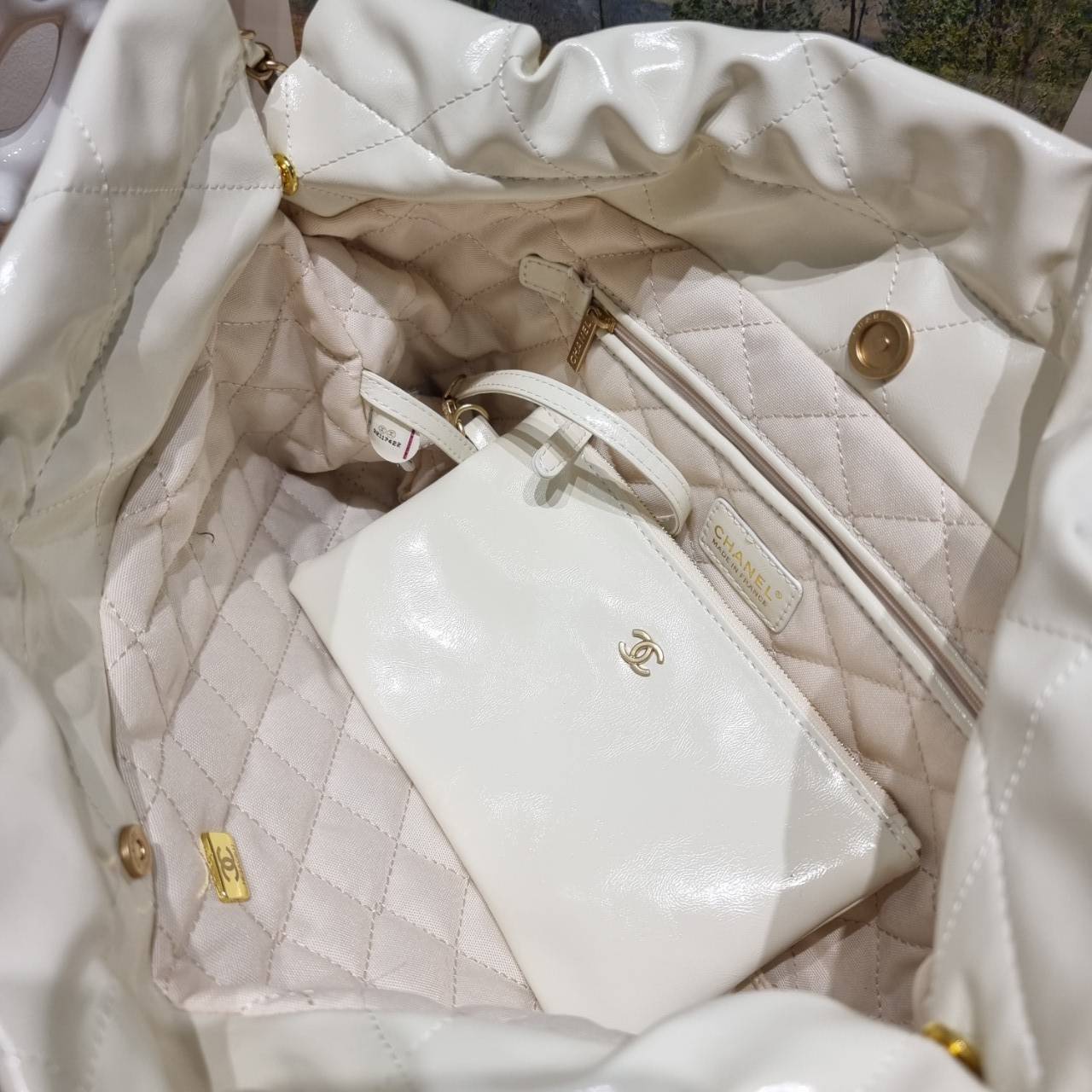 Chanel 22 horizontal bag แรงเกินต้านที่สุดกับไอเท็มนี้ ที่สาวๆหรือใครๆก็ต้องมี มาในไซส์ใหญ่ รูปทรงใช้ง่ายขึ้น แต่ยังจุได้หนักๆเหมือนเดิม ดูหรูหรา เกินเรื่องที่สุด