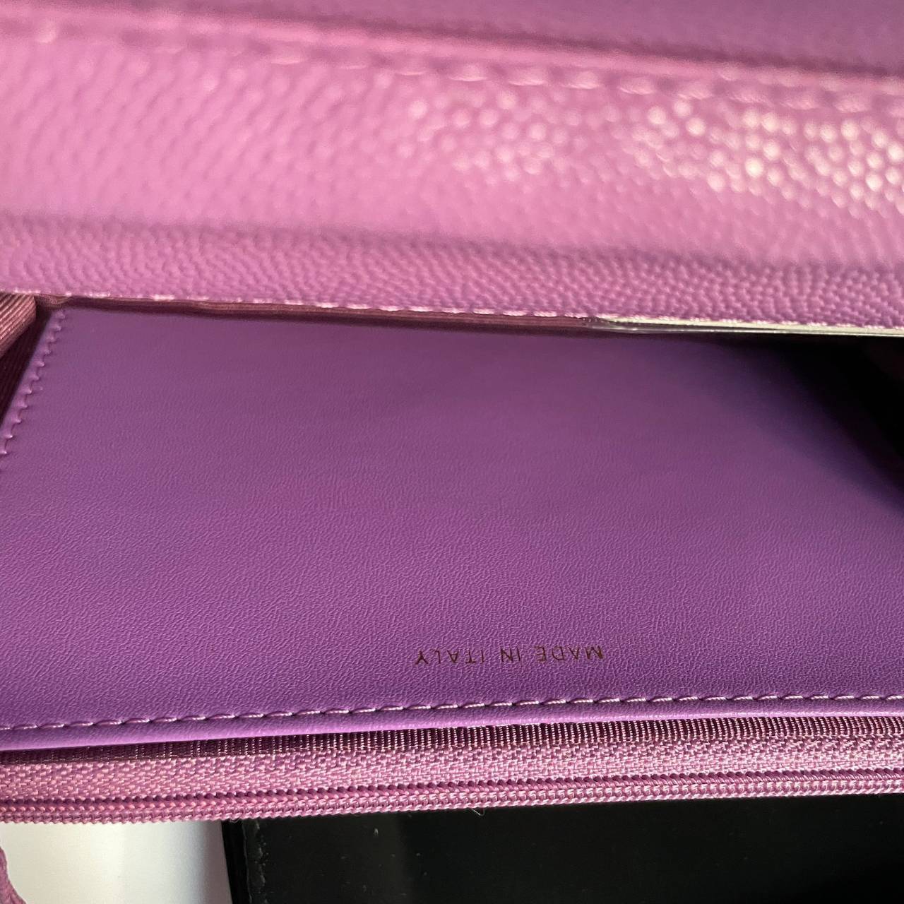 VIP 】หนังแท้ CHANEL WOC style โทนสีพาสเทล กระเป๋าสะพายทรงสวยตลอดกาล วัสดุหนังลายคาเวียร์ เนื้อนุ่ม อยู่ทรงคุณภาพดีตามแบบฉบับของแบรนด์ น้ำหนักเบา ด้านหน้ามีโลโก้แบรนด์อะไหล่หรู มีช่องใส่บัตร ใส่ของจุกจิก เปิดปิดด้วยฝาปิดกระดุม ซับในหนัง ตัวจริงสวยมากๆถูกใจ