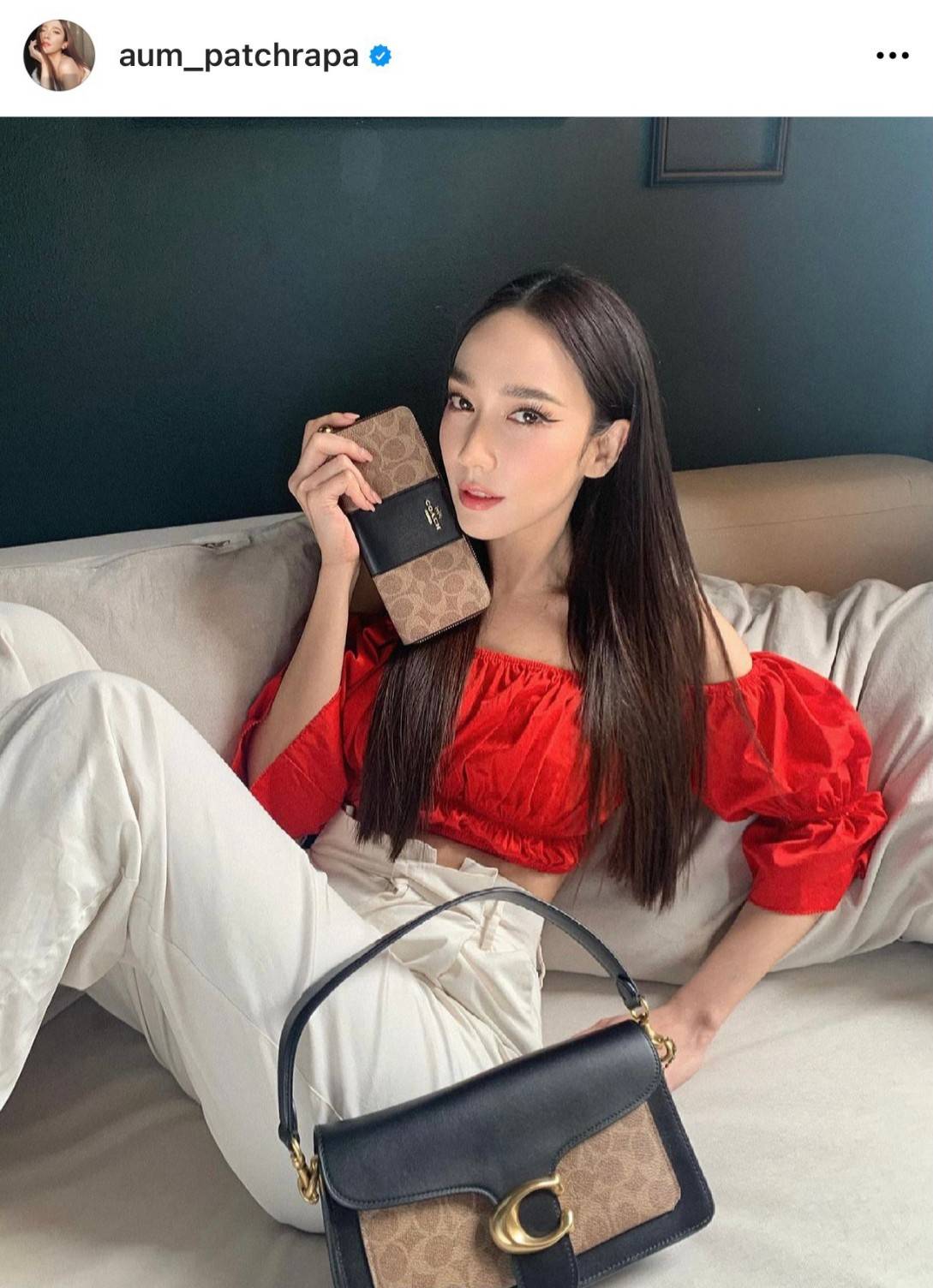 COACH TABBY SHOULDER BAG 26 พร้อมส่งที่ไทยอีกครั้งค่ะ!! กระเป๋าหิ้ว//คล้องไหล่//สะพายข้างได้ สุดคุ้ม! หนังแท้เรียบคลาสสิคเพิ่มความหรูเข้ามาค่ะ ด้านหน้ามีอะไหล่แบรนด์ตัวใหญ่โดดเด่น เปิดปิดกระเป๋าแบบกระดุมแม่เหล็ก ภายในมีช่องหลักใส่ของ2ช่อง;สามารถใส่กระเป๋า