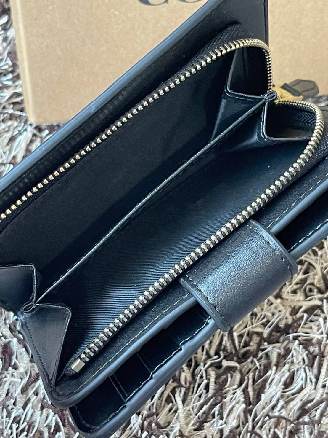 COACH MEDIUM CORNER ZIP WALLET กระเป๋าสตางค์ขนาดกลางที่ถือว่าเป็นไอเทม Must Have ของทุกเพศทุกวัยที่ต้องพกติดตัวไว้ตลอดเวลา เพราะนอกจากจะช่วยจัดเก็บเงิน บัตรประชาชน บัตรเครดิตและต่าง ๆ ให้เป็นระเบียบเรียบร้อยยังต้องคำนึงถึงประโยชน์ใช้สอยร่วมด้วย กระเป๋าสตา