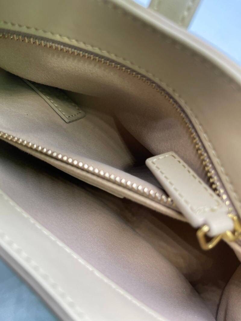 3สี VIP GIFT 】หนังแท้ Saint Laurent Le 5 à 7 Leather Hobo Bag รุ่นยอดนิยม รุ่นหายาก รุ่นที่สาวๆตามหา ใบนี้เลย!! สวยหรู กระเป๋าสะพายไหล่ ดีไซน์อยู่ทรง คลาสสิคแฝงความหรูด้วยโลโก้สีทองอร่ามโดดเด่น วัสดุหนังเรียบ สาวๆที่รออยู่ต้องรีบจัด รีบมีเป็นของตัวเองกันน