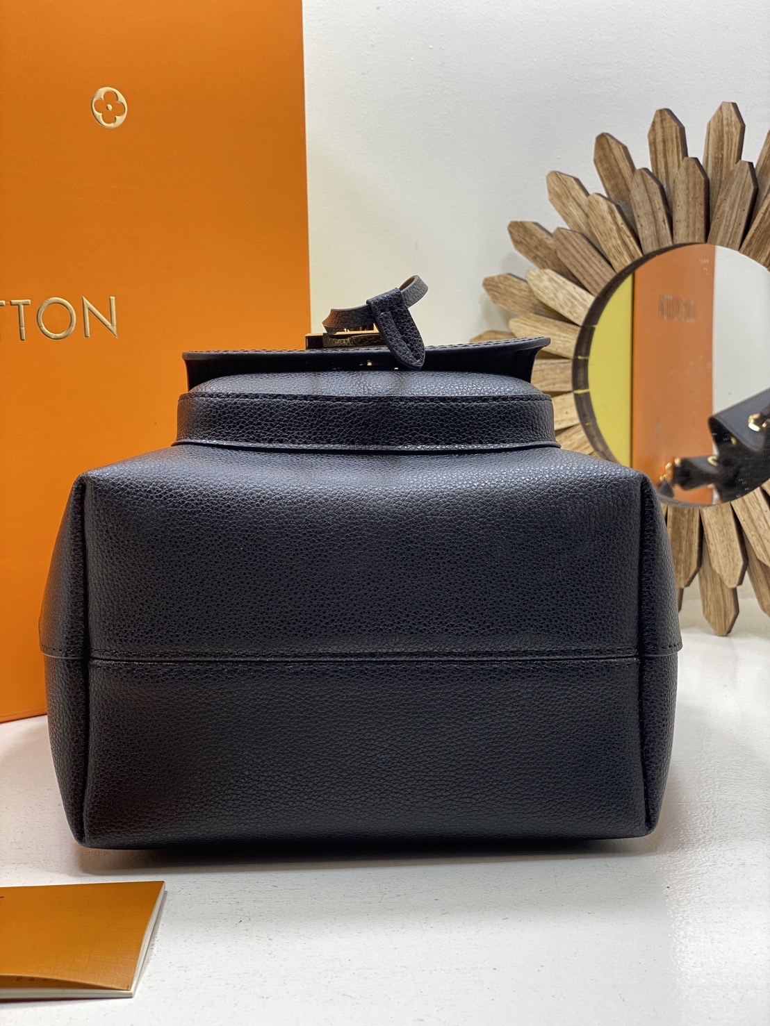 สลับแท้ LV Lockme bucket bag กระเป๋าสะพายทรงบัคเก็ตวินเทจ สวยคลาสสิก งานหนังแท้เต็มใบ โดดเด่นด้วยโลโก้สีทอง ด้วยดีไซส์ที่เรียบหรูเหมาะใช้ได้หลากหลายโอกาส ไอเท็มมาใหม่แต่ขายดี the best seller เลยค่ะ