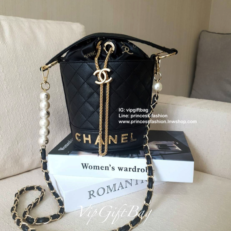 กรี้ดสลบสำหรับรุ่นนี้ งานหรูในราคาสบายกระเป๋ากับ CHANEL VIP GIFT(GWP) ของแท้ 100% จากเคาเตอร์แบรนด์ CHANEL ทรงจีบแบบกลมที่กำลังมาแรง ขนาดกำลังดี วัสดุหนัง CAVIER หูรูดโซ่อะไหล่ทอง ด้านในบุผ้าไนลอนปั้มแบรนด์ ใส่โทรศัพท์ได้ทุกรุ่น พร้อมของจุกจิก มีช่องซิปอี