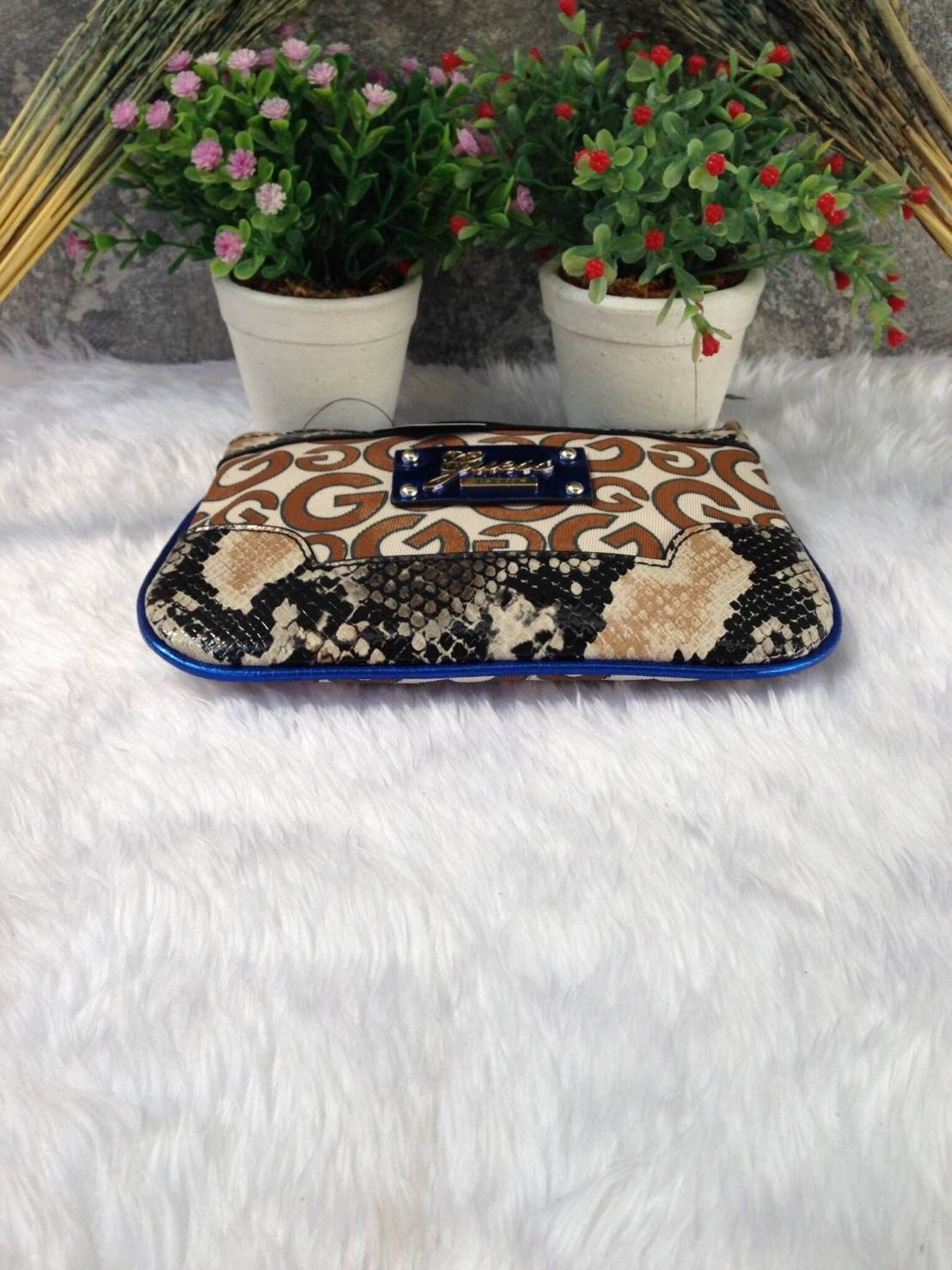 Guess clutch bag กระเป๋าคลัชถือ มาพร้อมสายสะพาย น้ำหนักเบา สีสันสวยงาม แต่งแคนวาสด้วยอักษรG สลับหนังลาย โลโก้โลหะสลักบนหนัง สามารถใส่ iPhone 8+ ได้ สวยหรู น่าใช้มากค่า