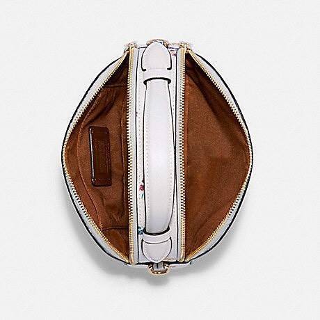 COACH C4252 SERENA SATCHEL WITH WILD MEADOW PRINT อีกหนึ่งคอลเลคชั่นตัวท็อป ที่ขายได้ตลอดปี ดีไซน์ใหม่ล่าสุด สไตล์คุณหนู ลุคหวานๆ กระเป๋าสะพายข้าง สวยอยู่ทรง สะพายขับผิวเป็นที่สุด วัสดุหนัง pepble สัมผัสนิ่ม เปิด-ปิดด้วยซิป 2 ช่องหลัก ภายในเป็นช่องโล่ง เก