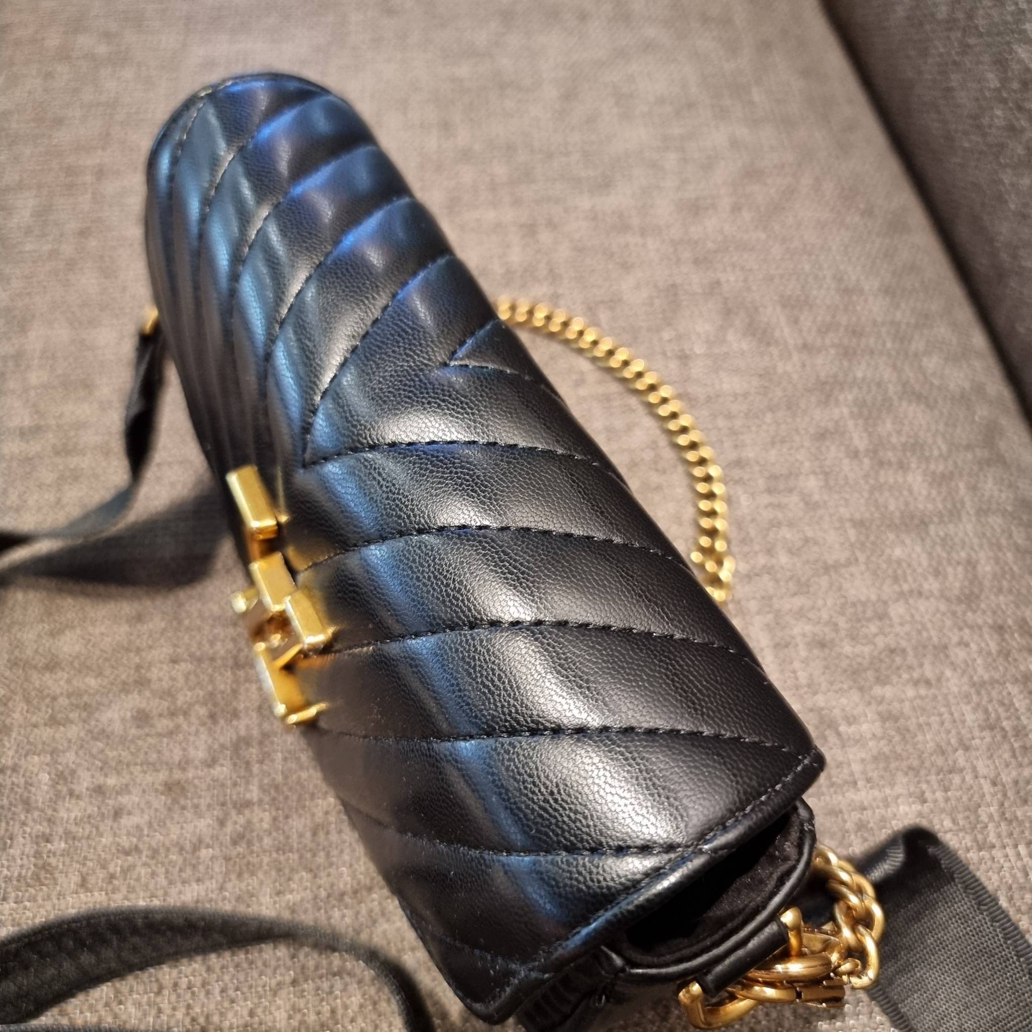 LV new wave pochette multi bag กระเป๋าสะพายมัลติฟังก์ชั่น สุดหรู มาพร้อม box set รับรองว่าดีงาม ลูกเล่นคลาสสิคผสานความวินเทจ มีสายสะพายให้ 2 เส้น และกระเป๋าใบลูก เล็กน่ารัก วัสดุหนังแท้ ภายในเป็นช่องโล่ง แบ่งสัดส่วนมีช่องย่อย ใบนี้ปรับใช้ได้หลายสไตล์ ลุคไ