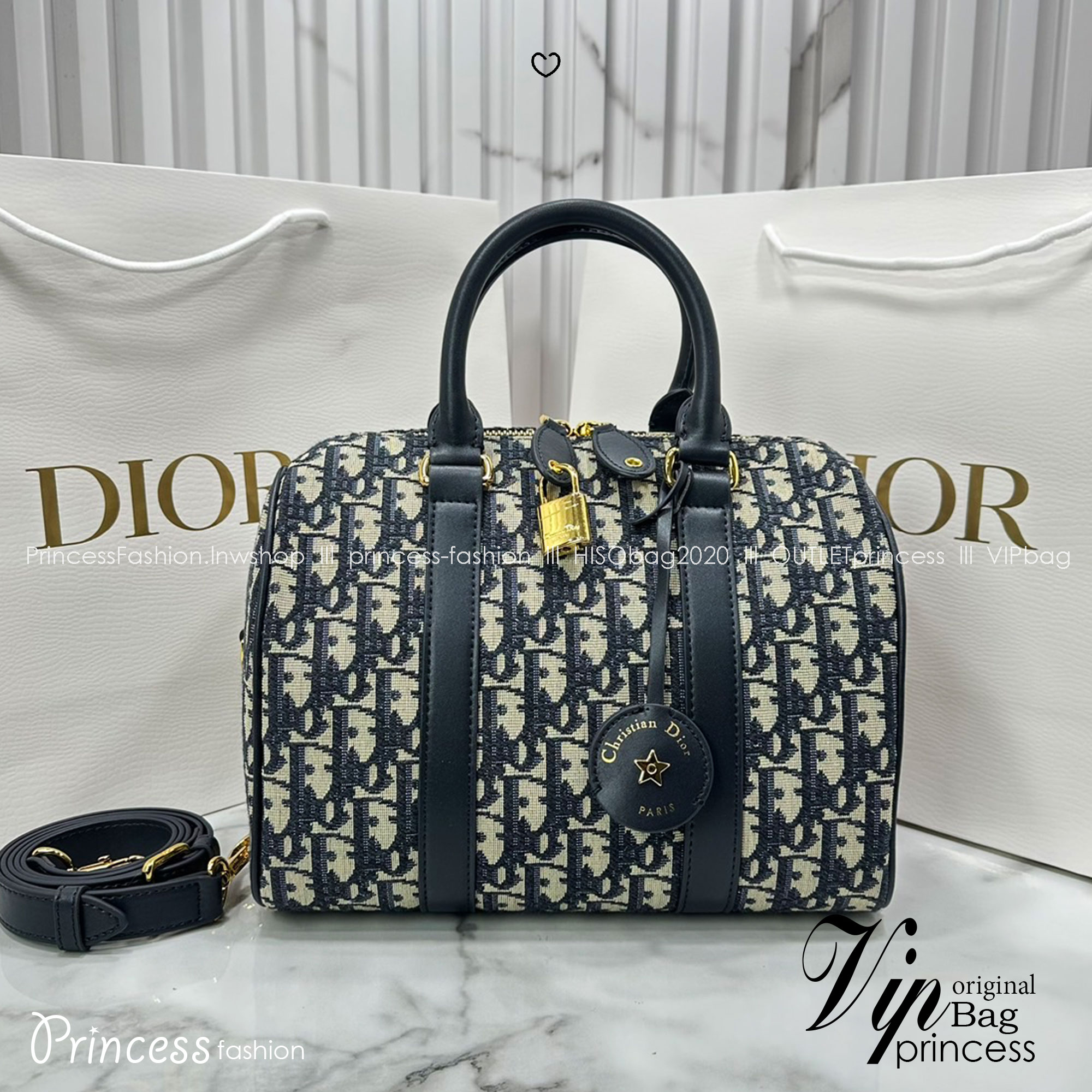 DIOR Groove 25 Bag / Dior Keepall Macrocannage Leather / Oblique Jacquard กระเป๋าสะพายทรงบอสตัน Keepall ทันสมัยและสง่างาม ใช้งานได้ทั้งแบบสะพายไหล่หรือสะพายแบบครอสบอดี้ เหมาะเป็นไอเทมคู่ใจในชีวิตประจำวัน เกรดออริ 1:1