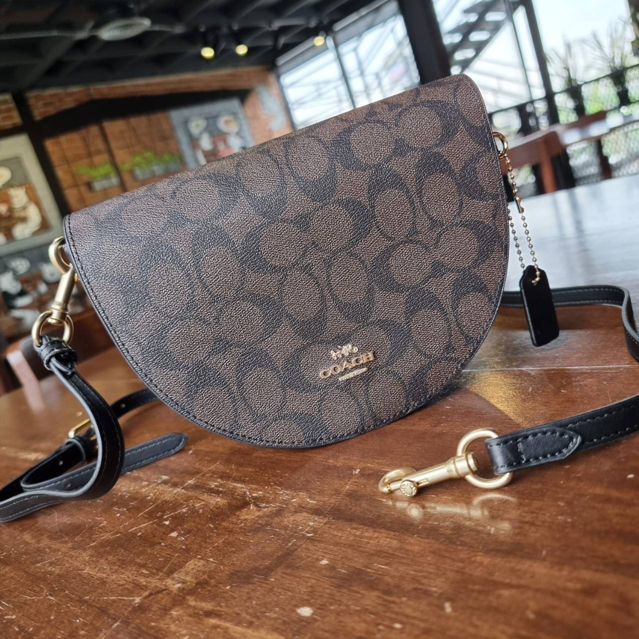 พร้อมส่งที่ไทยครบทั้ง6สีค่ะ 😘 Coach Ellen Crossbody In Signature ((C1432)) กระเป๋าทรงฮาฟมูนรูปทรงคลาสสิก ออกแบบให้มีลักษณะโค้งมน ไม่ดูเป็นทรงแข็งจนเกินไป ดีไซน์และสีของกระเป๋ายังเรียบง่าย เข้าได้กับทุกชุด สะพายครอสบอดี้ร์//สะพายข้าง หรือถือแบบคลัท