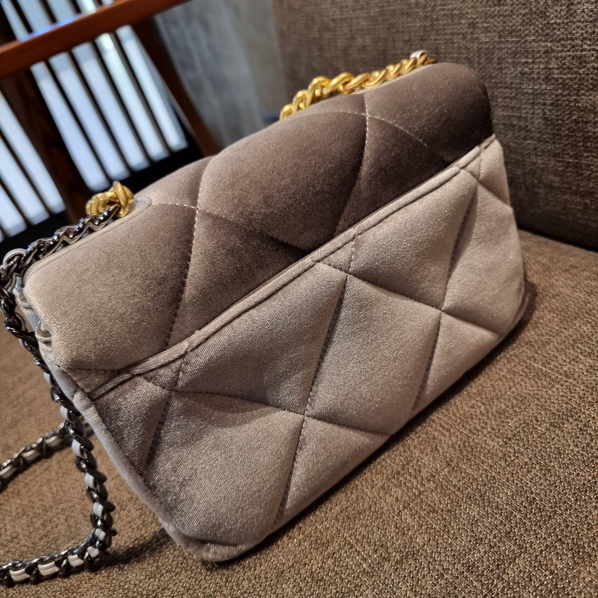 ไม่มองไม่เหลียวไม่ได้แล้ว!! ความหรูที่โดดเด่นจากผ้ากำมะหยี่ สร้างดีเทลผู้ดี ลูกคุณมากๆ Chanel vip boutique กระเป๋าสะพายจาก duty free ในราคาสุดประหยัด!! ดีไซน์เลิศ ตกแต่งด้วยโซ่ทูโทน ลงตัวแบบไม่มีที่ติ เปิด-ปิดด้วยตัวบิดล็อค ภายในโล่งกว้าง ใส่กระเป๋าสตางค์