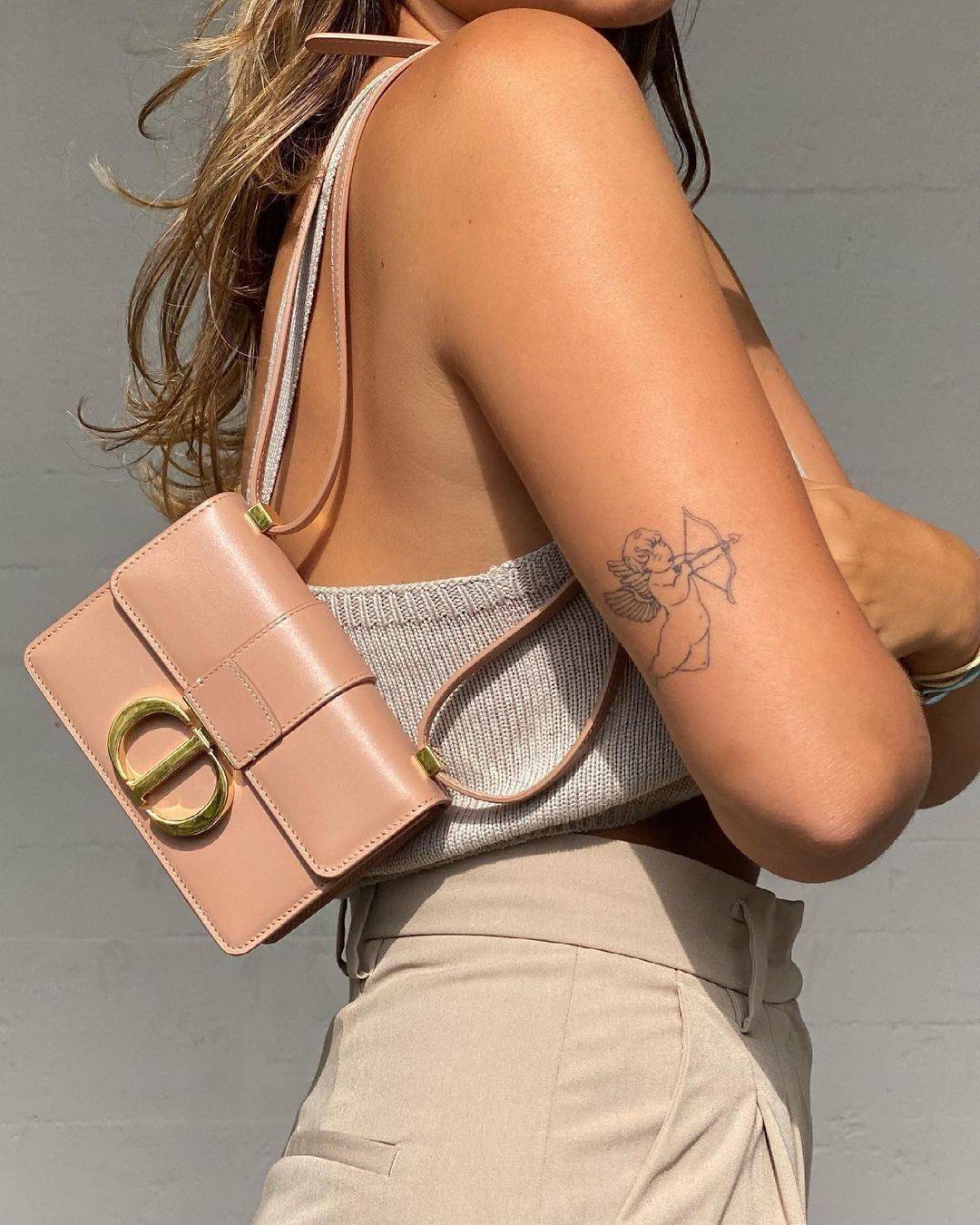 CHRISTIAN DIOR MINI BAG VIP GIFT WITH PURCHASE (GWP) พรีเมี่ยมกิ้ฟ Limited Edition จาก DIOR DUTYFREE COUNTER วัสดุหนังแท้ Calfskin ทรงสี่เหลี่ยมหนังเรียบสวยหรูอยู่ทรงเปิดปิดด้วยฝาปิดโลโก้แบรนด์อะไหล่ทองด้านหลังมีช่องใส่ของ ภายในโล่งมีโลโก้สามารถใส่มือถือข