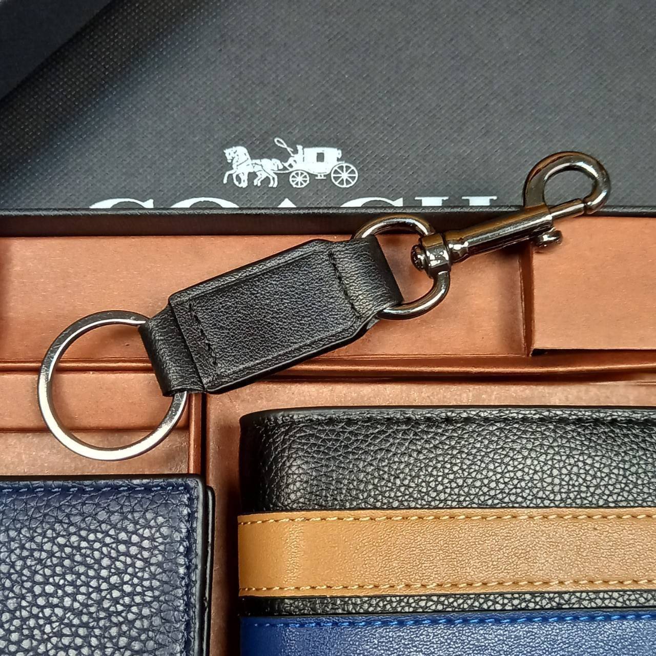 COACH 3-IN-1 WALLET WITH VARSITY STRIPE WITH KEY FOB LIMITED BOX(COACH 3007)🍁กระเป๋าสตางค์ มี ID ใบลูก สำหรับใส่บัตรแยก มีพวงกุญแจ ใช้แล้วดูหล่อสุดๆ🔸️**จะใช้เอง หรือเป็นของขวัญให้คนสำคัญ ก็ตอบโจทย์มากๆ **รับประกันว่า หยิบใช้แบบวางไม่ลงกันเ