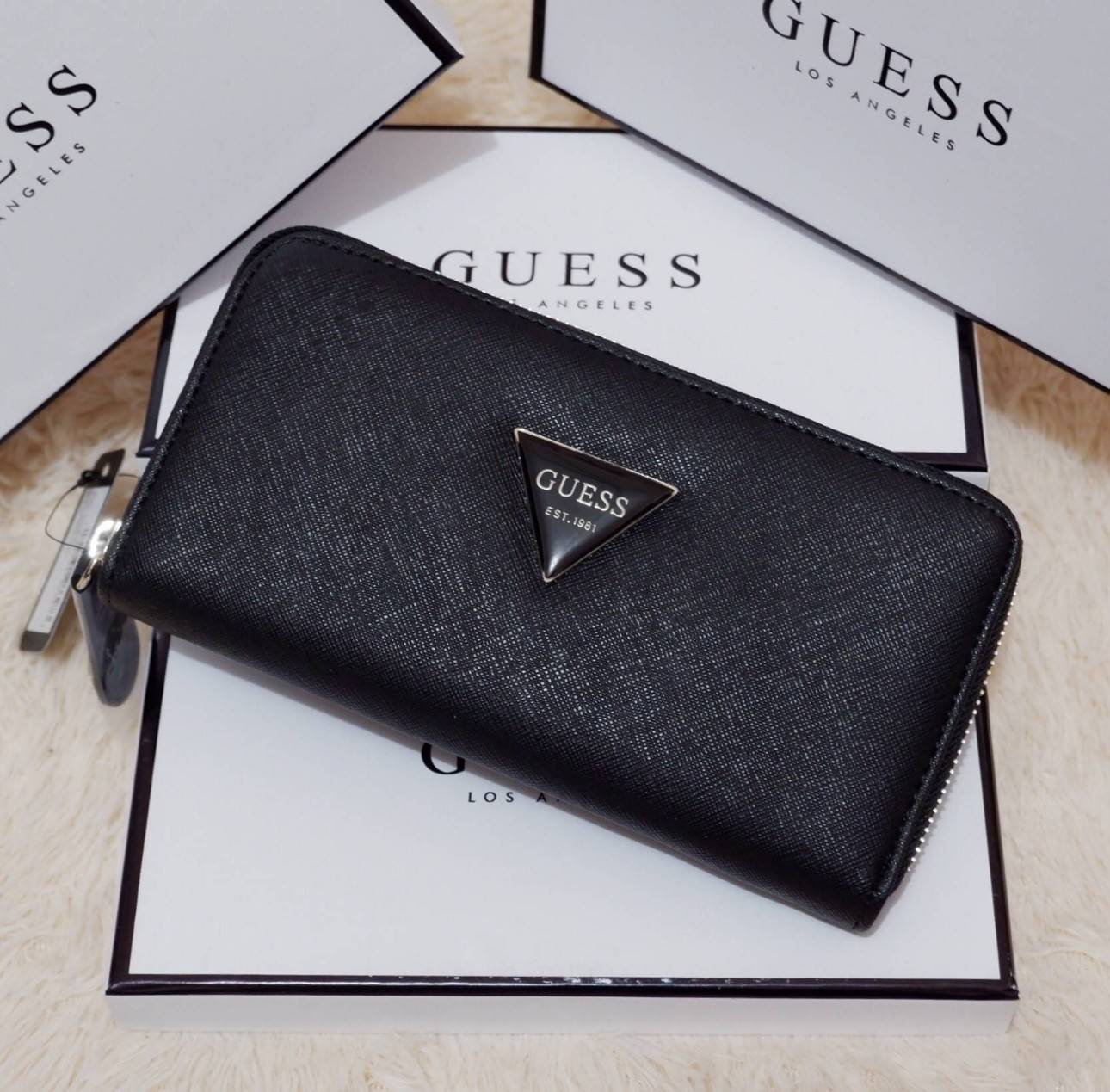 GUESS FACTORY WOMEN'S WALLET กระเป๋าสตางค์ใบยาว ดีไซน์สวยหรู วัสดุหนังนิ่มลายหนังSaffiano ประดับโลโก้แบรนด์สวย เปิดปิดด้วยซิปบน ภายในมีทั้ง ช่องใส่ธนบัตร แบงก์พัน และช่องใส่บัตรหลายช่องแยกเป็นสัดส่วน ภาพถ่ายจากสินค้าจริงสวยน่าใช้ค่ะ สาวๆที่กำลังหากระ