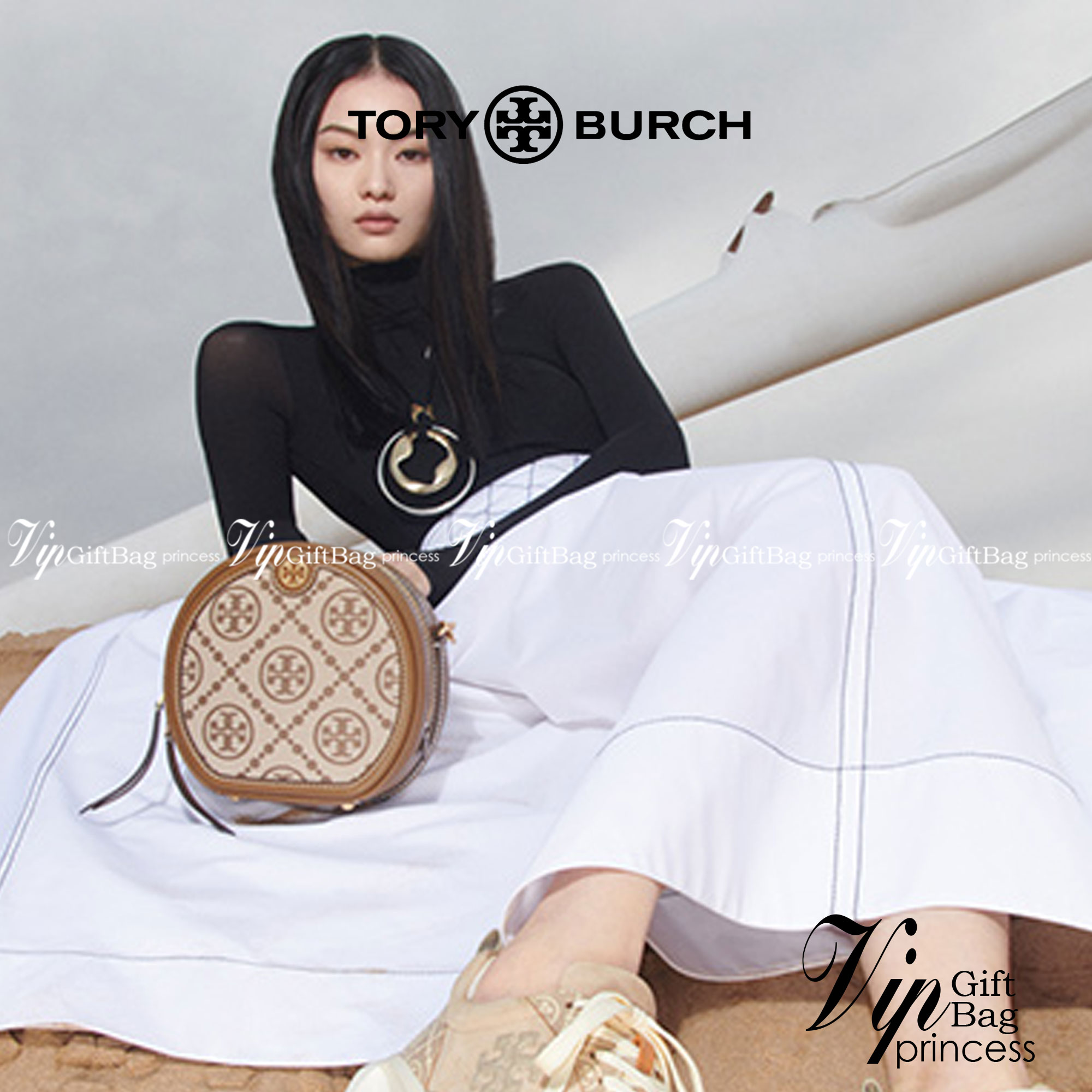 TORY BURCH T MONOGRAM JACQUARD CIRCLE BAG ((Large size)) พร้อมส่งที่ไทย สวยก่อนใครที่นี่! กระเป๋าจาก Tory burch รุ่นนี้มาในสไตล์ทรงวงกลม สุดคลาสสิค ดูคล่องตัวมากขึ้น วัสดุJacquardทอลายแบรนด์+ขอบหนังแท้ ได้ลงตัวสวยงามอยู่เหมือนเดิมค่ะ