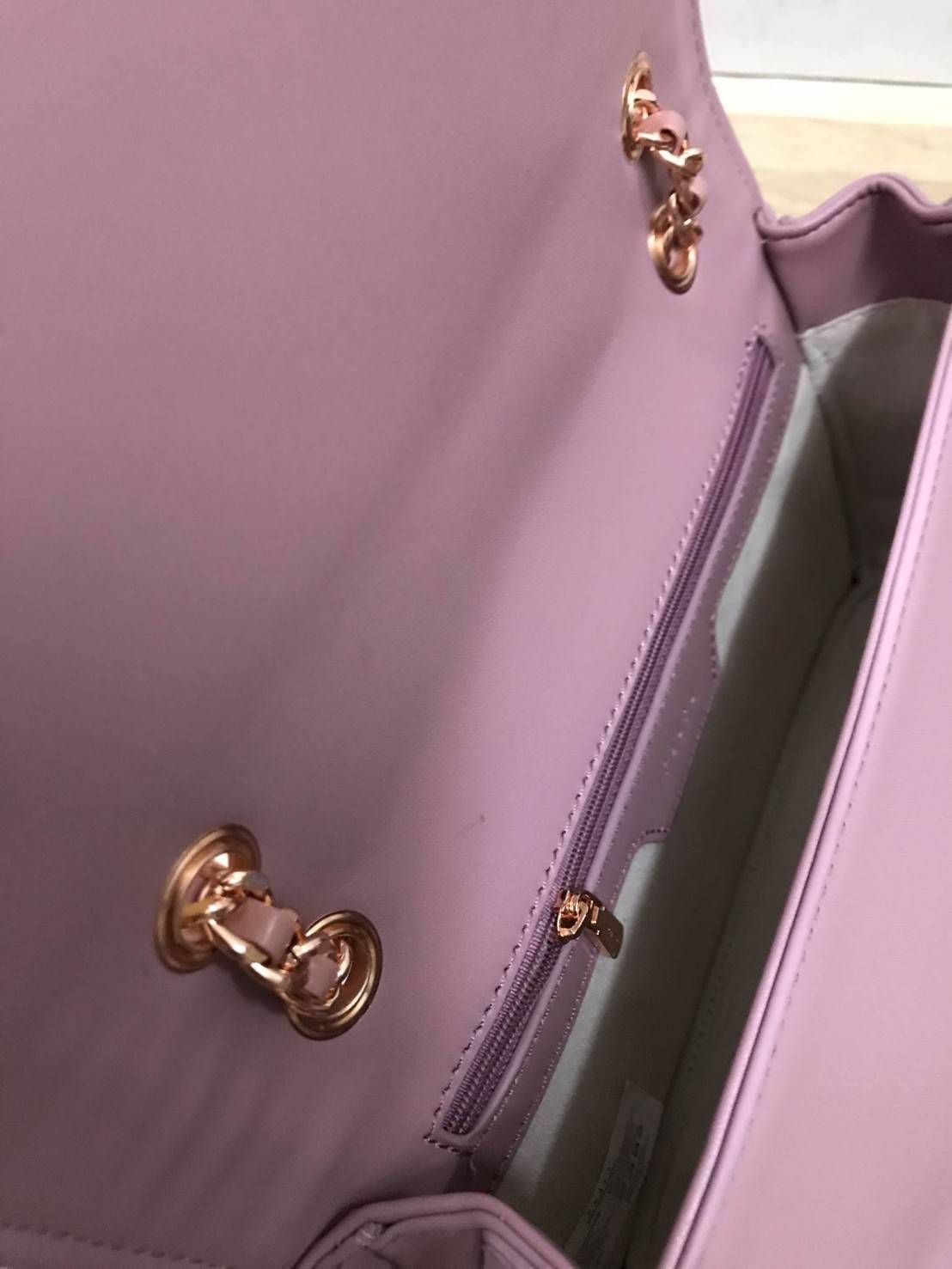 Pedro Velvet Tassel shoulder Bag รุ่นใหม่ชนช้อป!! จากแบรนด์ในเครือ charles&keith กระเป๋าสะพายข้างทรงกล่อง ตั้งอยู่ทรง สายสะพายโซ่ร้อยหนัง อะไหล่ทองทั้งใบ ด้านข้างประดับพู่สุดหรูสามารถสะพายได้ทั้งสายเดี่ยวและสายคู่ ภายในมีช่องซิปแยก สามารถใส่กระเป๋าสตางค์ท