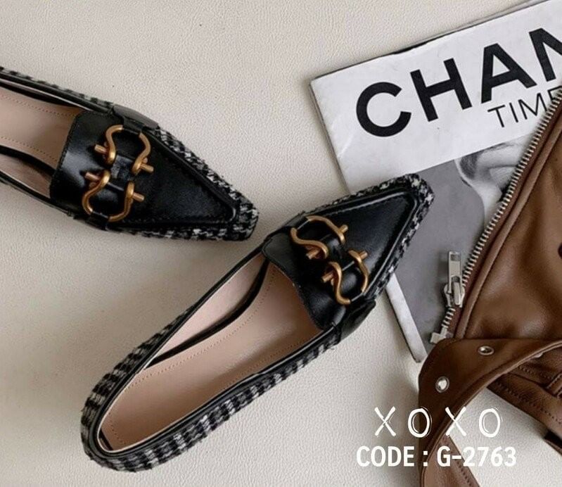 คัชชูหน้าวี ห้วแหลม ทรงเทย์ วัสดุผ้าทวีส ด้านหน้าติดอะไหล่ตะขอเกี่ยวสีทอง สวยงาม แมทส์ชุดง่าย น้ำหนักเบา มีส้นเล็กน้อย กำลังใส่สบาย