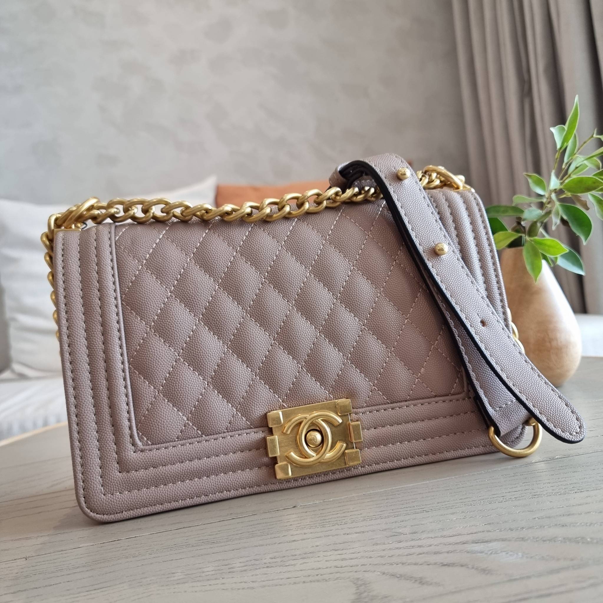 Chanel Boy 10" พร้อมส่งที่ไทย รุ่นสุดฮอต อะไหล่สีทองสุดหรู วัสดุหนังลายคาร์เวีย ทรงคลาสสิคที่สาวๆห้ามพลาด!! ในราคาสุดคุ้ม เปิด-ปิดกระเป๋าด้วยตัวล็อค ภายในโล่งกว้าง ไซส์ใหญ่ใส่ของได้เยอะ มีช่องแยกในกระเป๋า มาพร้อมสายสะพายโซ่สลับหนังรองบ่า (ถอดได้-ปรับ