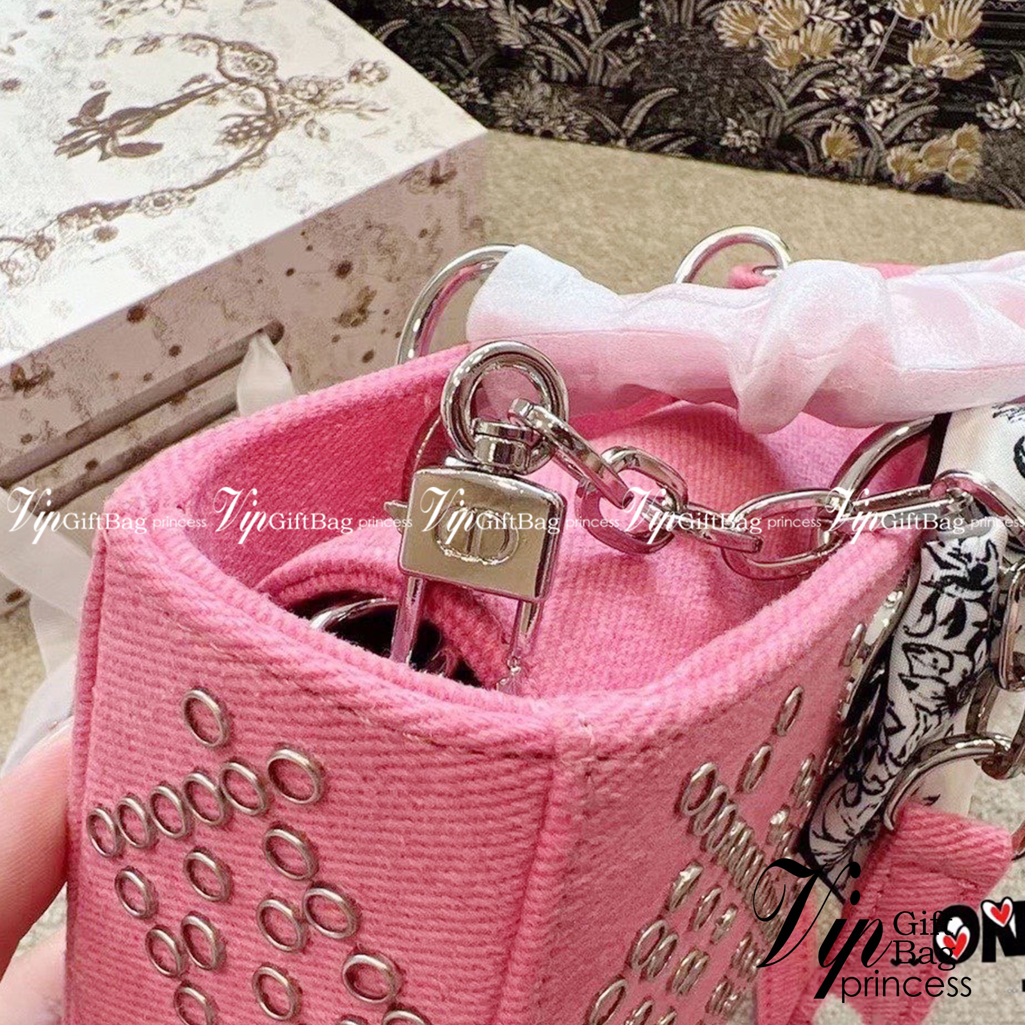 DIOR D-Joy Bag Cannage Denim / Dior Lady Bag กระเป๋าสะพายดิออร์ใบนี้คือราชนิกุลมากแม่ความเลดี้ดิออร์ที่เกินต้าน งานชนช้อปปังสุด ถือสลับแท้ไม่โป๊ะแน่นอน ราคาเบาสุด ภาพถ่ายจากงานจริง สวยเหมือนในรูป พร้อมส่งที่ไทย