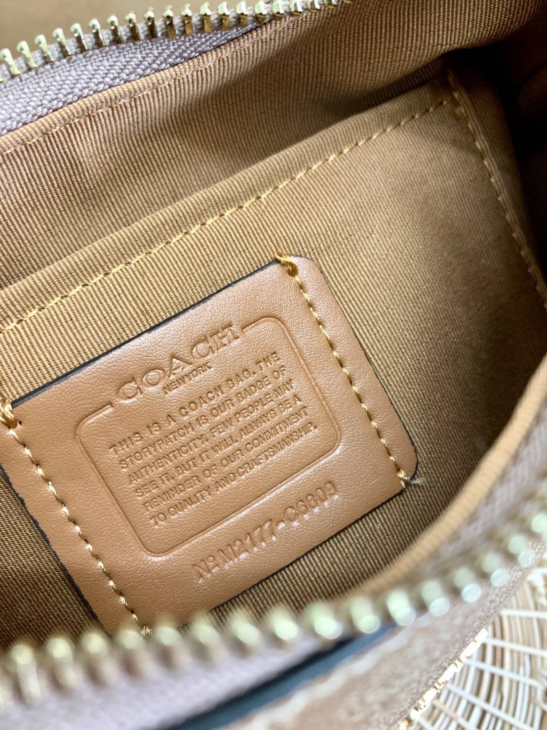 COACH KLEO HOBO BAG ((C7257//C6809//C6807)) พร้อมส่ง คุณภาพเกินเบอร์เลยจ้าา จำนวนจำกัด! กระเป๋าคล้องไหล่หรือสะพายข้างได้ Hobo รุ่นใหม่ล่าสุด ดีไซด์รูปทรงให้ดูเรียลขึ้น หนังแท้นิ่มสวย เปิดปิดกระเป๋าแบบซิปมีหนังห้อยลงมา ภายในกระเป๋าสามารถใส่กระเป๋าเงินใบยาว