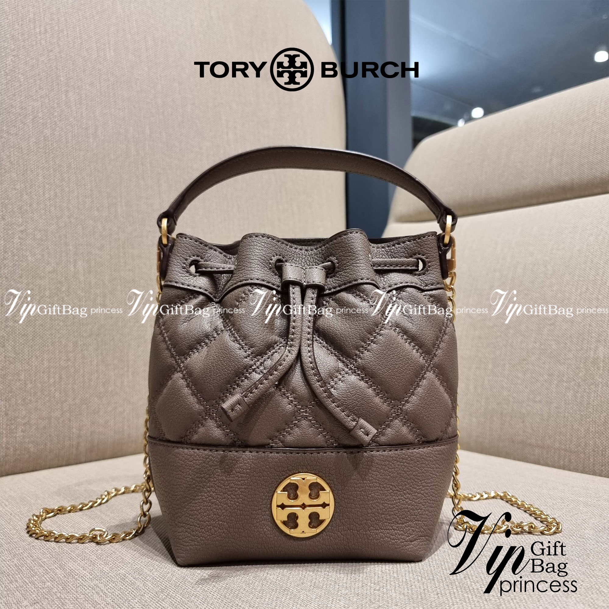 TORY BURCH WILLA MINI BUCKET BAG สุดปัง กระเป๋าสะพายทรงบัคเก็ต สวยผู้ดี โดดเด่นด้วยโลโก้สีทองดูหรู อัพลุคผู้ดี๊ผู้ดี วัสดุหนังแท้ ดีไซน์บุนวม เส้นคมดีเทลหรู เปิด-ปิดหนังรูดปากกระเป๋า มีหูหิ้วในตัว คล้องแขนเก๋ๆ ภายในเป็นช่องโล่ง มีช่องย่อย ใส่ของสำคัญจุกจิ